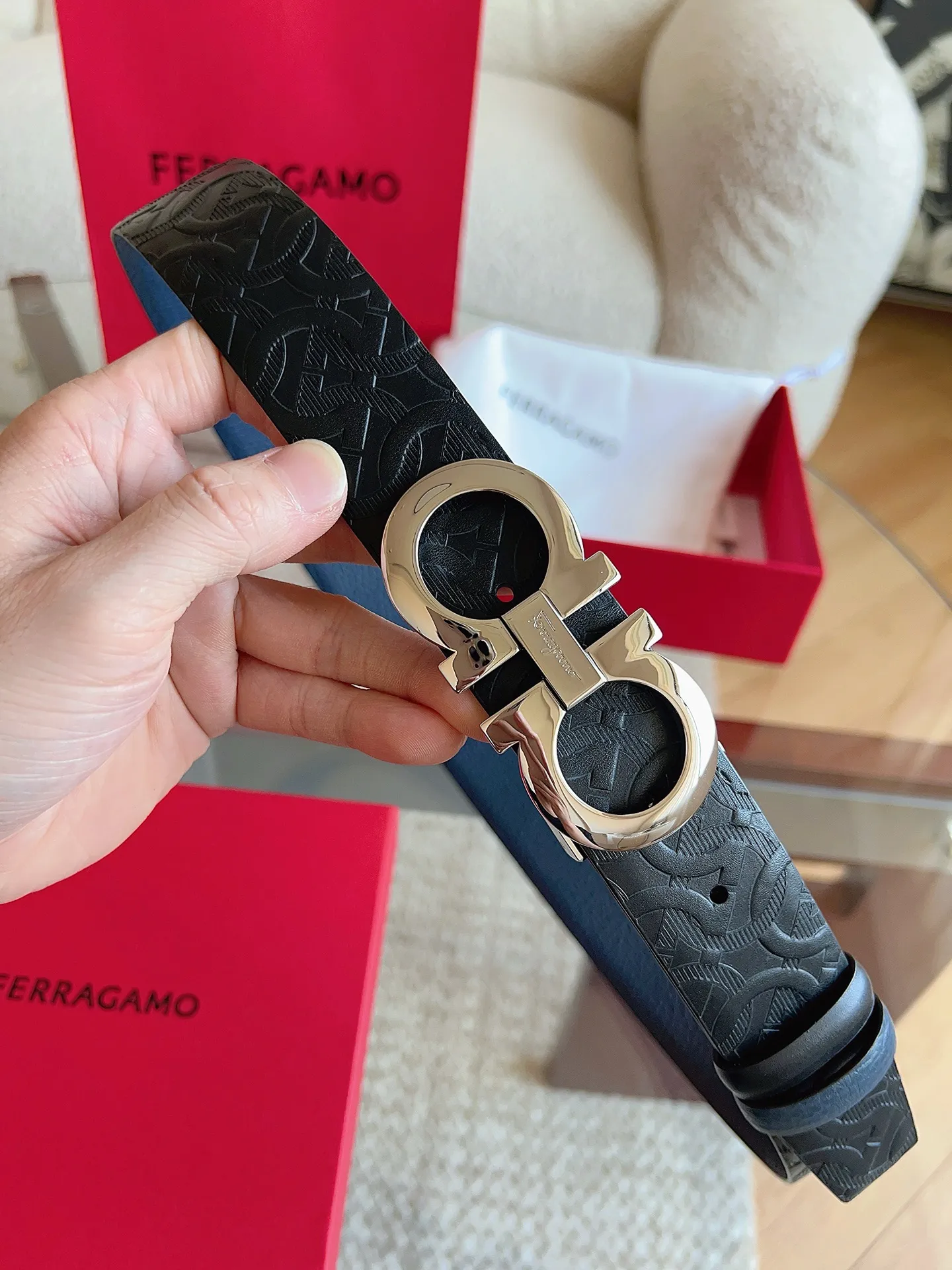 💰440💰Full package💰 💍Purchasing agent Ferragamo (2026 early spring style), the belt is made of first-layer cowhide with special processing, highlighting the natural grain, and using modern and elegant colors to reinterpret men's classic items. The double-sided design complements the Gancini double buckle, creating a flexible and versatile piece. The length is adjustable for a tailor-made fit. Belt width: 3.5cm