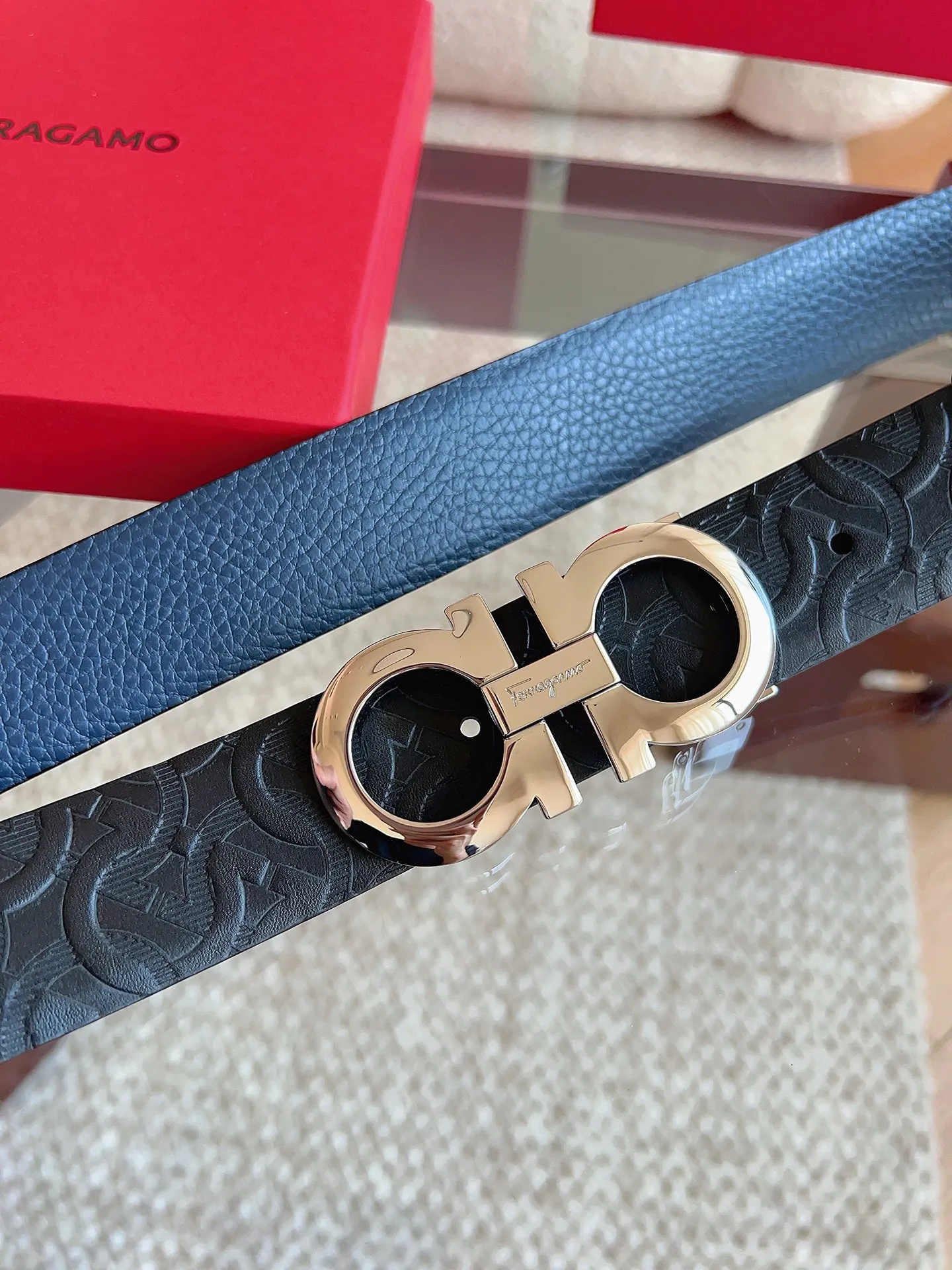 💰440💰Full package💰 💍Purchasing agent Ferragamo (2026 early spring style), the belt is made of first-layer cowhide with special processing, highlighting the natural grain, and using modern and elegant colors to reinterpret men's classic items. The double-sided design complements the Gancini double buckle, creating a flexible and versatile piece. The length is adjustable for a tailor-made fit. Belt width: 3.5cm