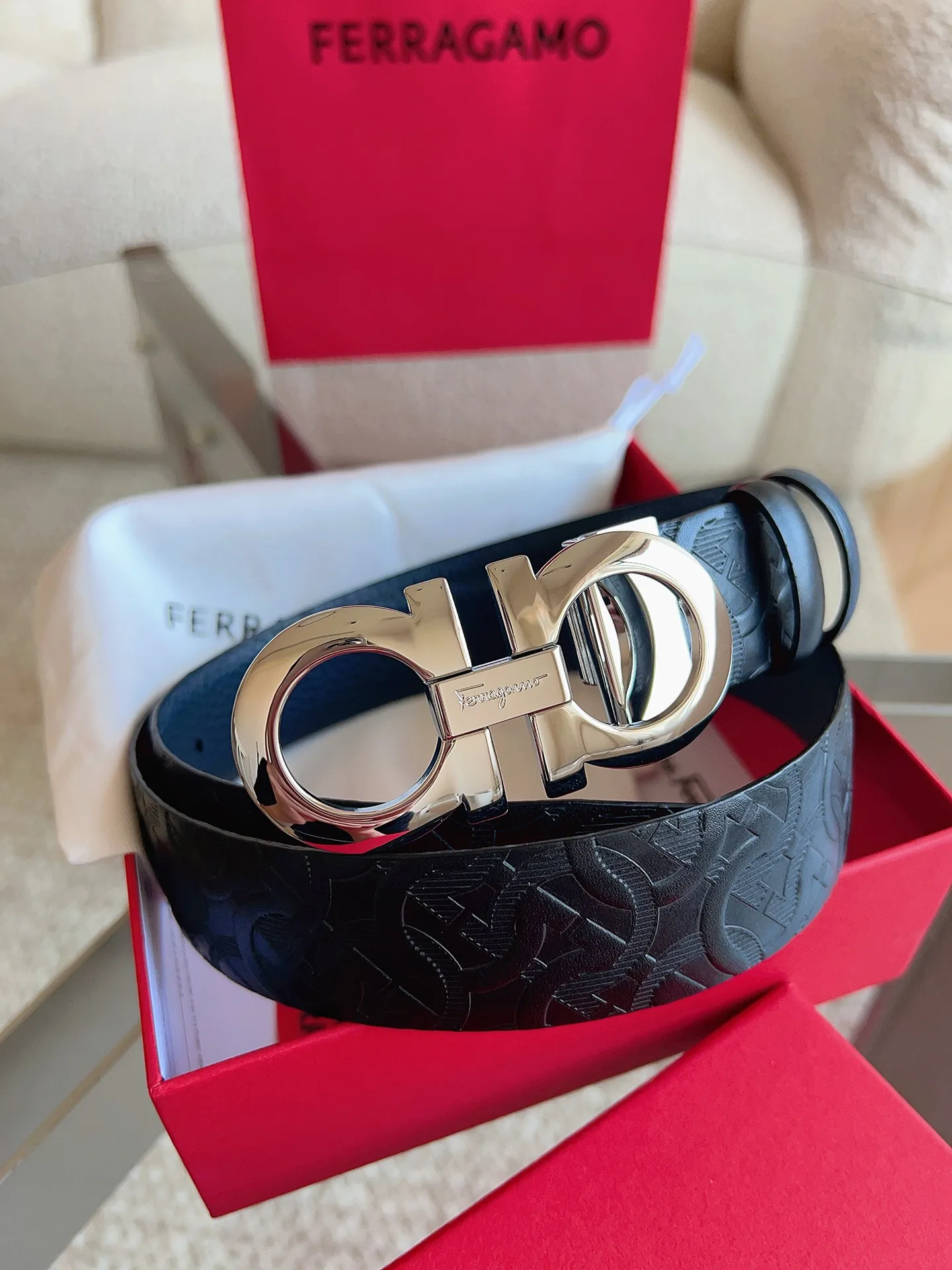 💰440💰Full package💰 💍Purchasing agent Ferragamo (2026 early spring style), the belt is made of first-layer cowhide with special processing, highlighting the natural grain, and using modern and elegant colors to reinterpret men's classic items. The double-sided design complements the Gancini double buckle, creating a flexible and versatile piece. The length is adjustable for a tailor-made fit. Belt width: 3.5cm