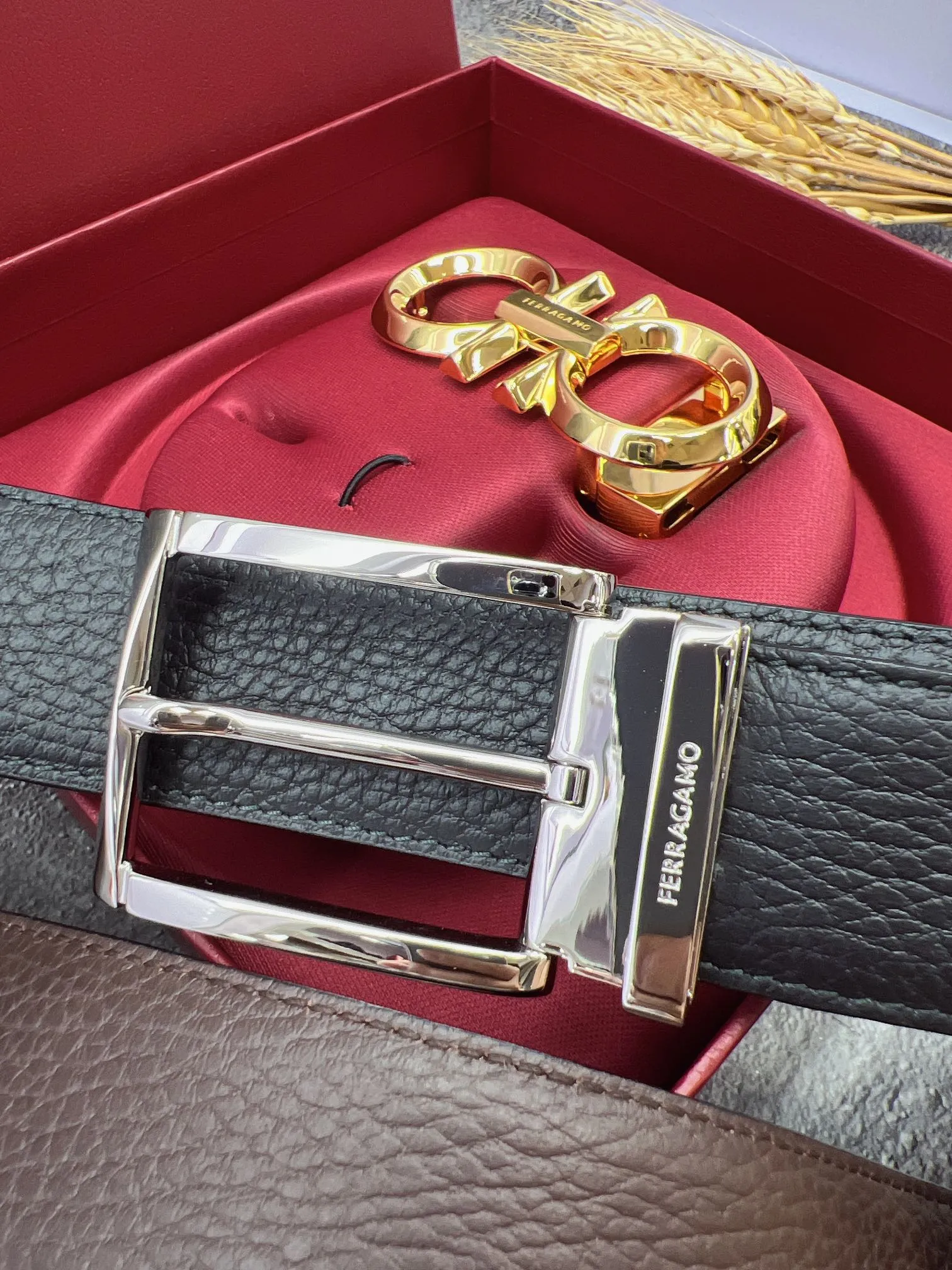 💰560💰Full set of packaging💰 💍Purchasing grade FERRAGAMO⚡️🌹Double-buckle series The same style as the official website for early autumn🎉 Width: 3.5CM Purchasing quality Double buckles can be used with each other Double-sided imported calfskin belt Supports chip scanning The length can be cut by yourself, giving you a counter-like experience 360-degree high-quality metal buckle with no dead ends, worn around the waist to perfectly reflect the quality of life⚡️🌹Gifts and personal use👍