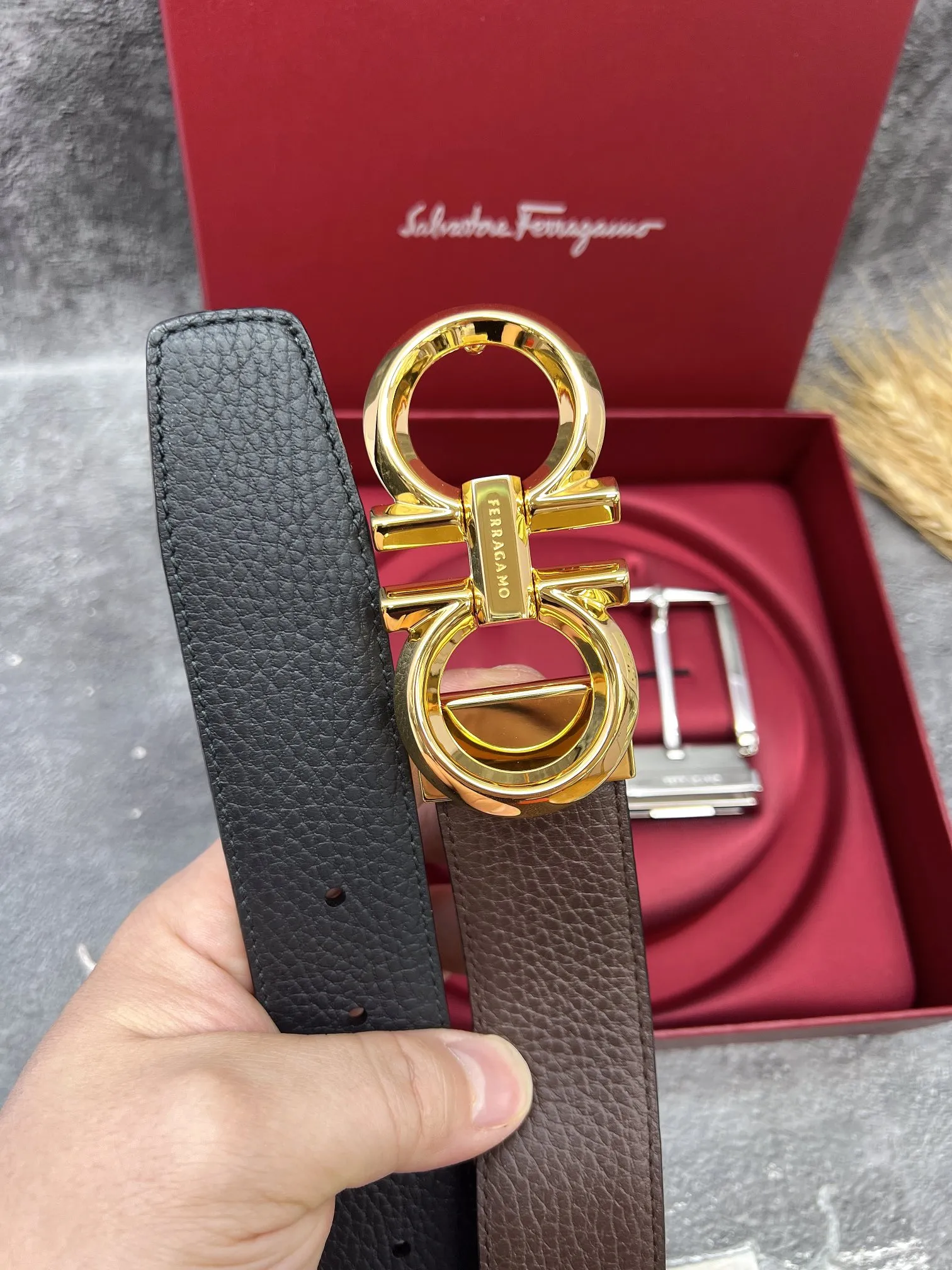 💰560💰Full set of packaging💰 💍Purchasing grade FERRAGAMO⚡️🌹Double-buckle series The same style as the official website for early autumn🎉 Width: 3.5CM Purchasing quality Double buckles can be used with each other Double-sided imported calfskin belt Supports chip scanning The length can be cut by yourself, giving you a counter-like experience 360-degree high-quality metal buckle with no dead ends, worn around the waist to perfectly reflect the quality of life⚡️🌹Gifts and personal use👍