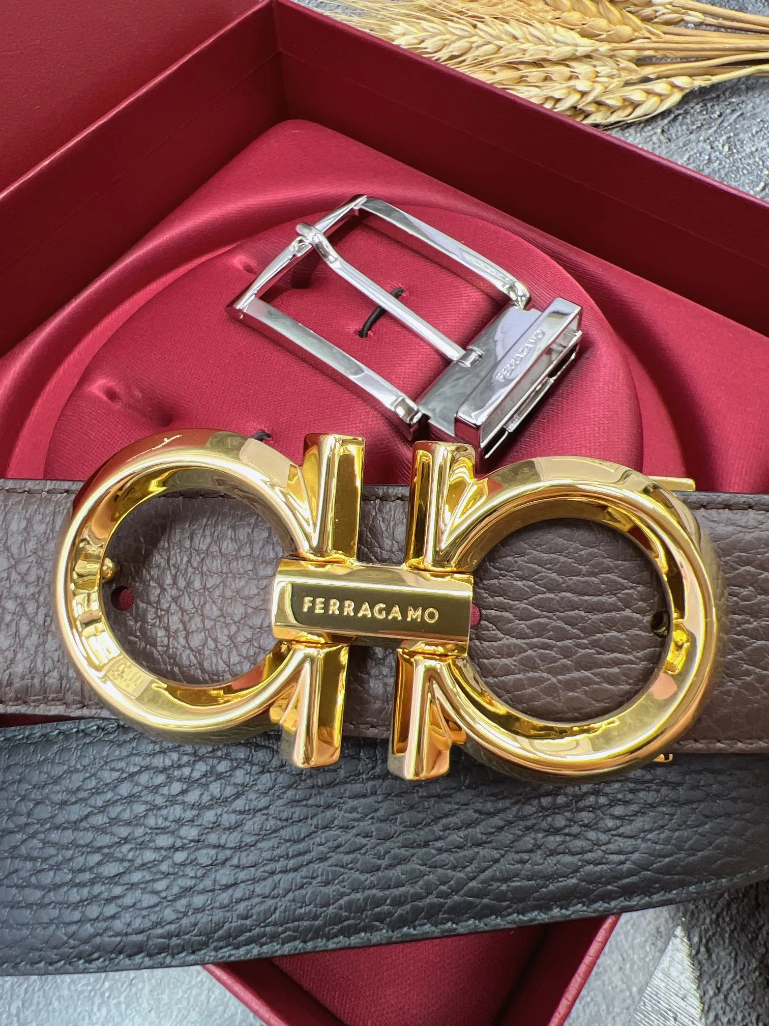 💰560💰Full set of packaging💰 💍Purchasing grade FERRAGAMO⚡️🌹Double-buckle series The same style as the official website for early autumn🎉 Width: 3.5CM Purchasing quality Double buckles can be used with each other Double-sided imported calfskin belt Supports chip scanning The length can be cut by yourself, giving you a counter-like experience 360-degree high-quality metal buckle with no dead ends, worn around the waist to perfectly reflect the quality of life⚡️🌹Gifts and personal use👍