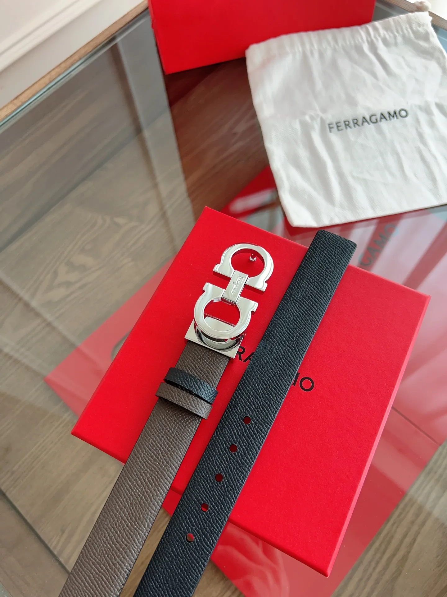 💰440💰Full set of packaging💰 💍Purchasing-grade Ferragamo·High-end quality． Double-sided colors available. The length can be cut by yourself to achieve a slimming effect. Material: The belt is made of imported first-layer cowhide. Exquisite, high-end and classy. Photographed in kind. Width: 2.5cm