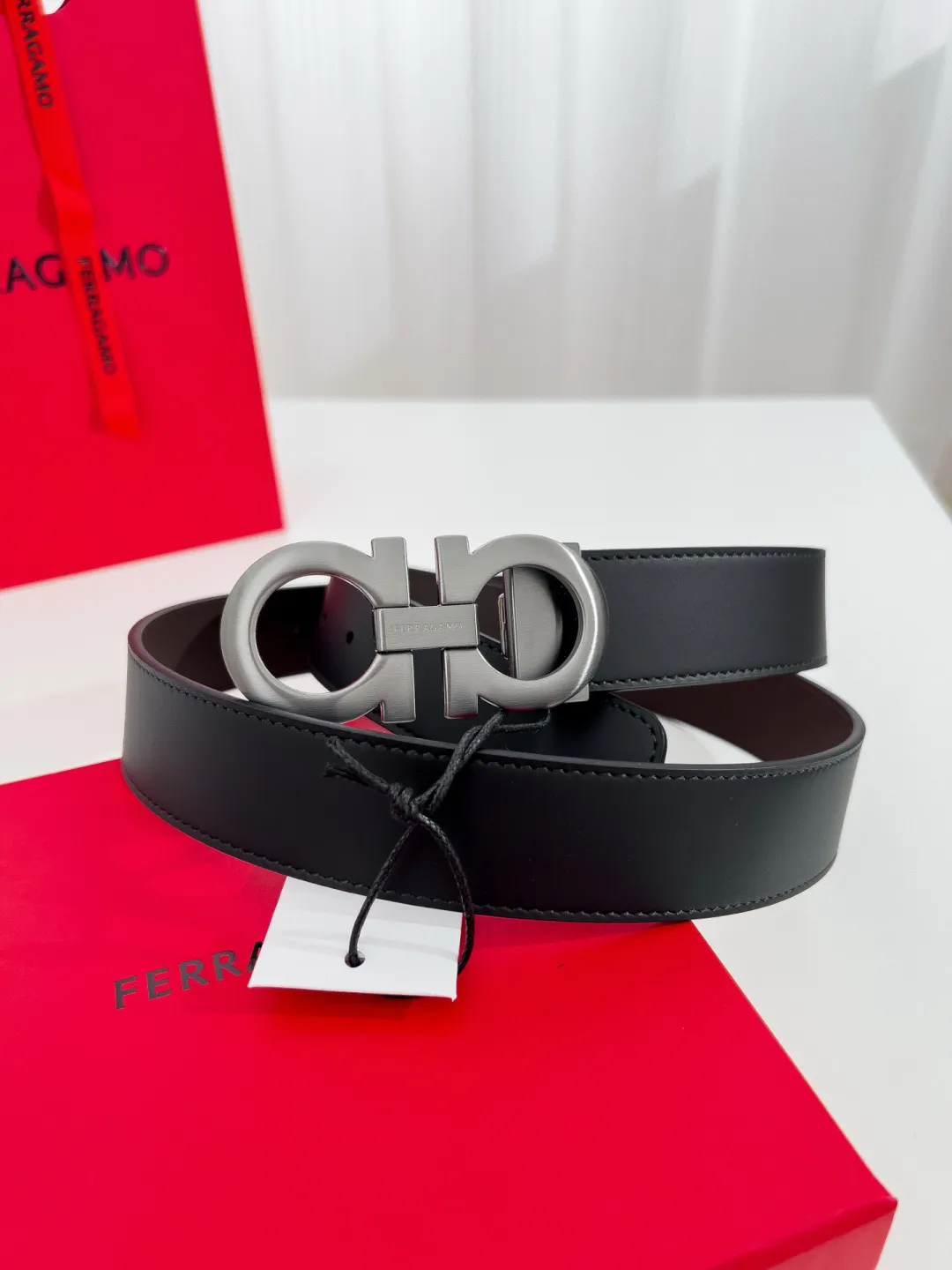 💰440💰Full package💰 💍Purchase-grade Ferragamo⚡️🌹Width 3.5cm, imported first-layer calfskin, double-sided cowhide material⚡️🌹The leather is soft and Q-elastic. Dürkopp's diagonal stitching is exquisite and durable. Good quality goods. Button head: pure copper button (gold, gun color, silver)