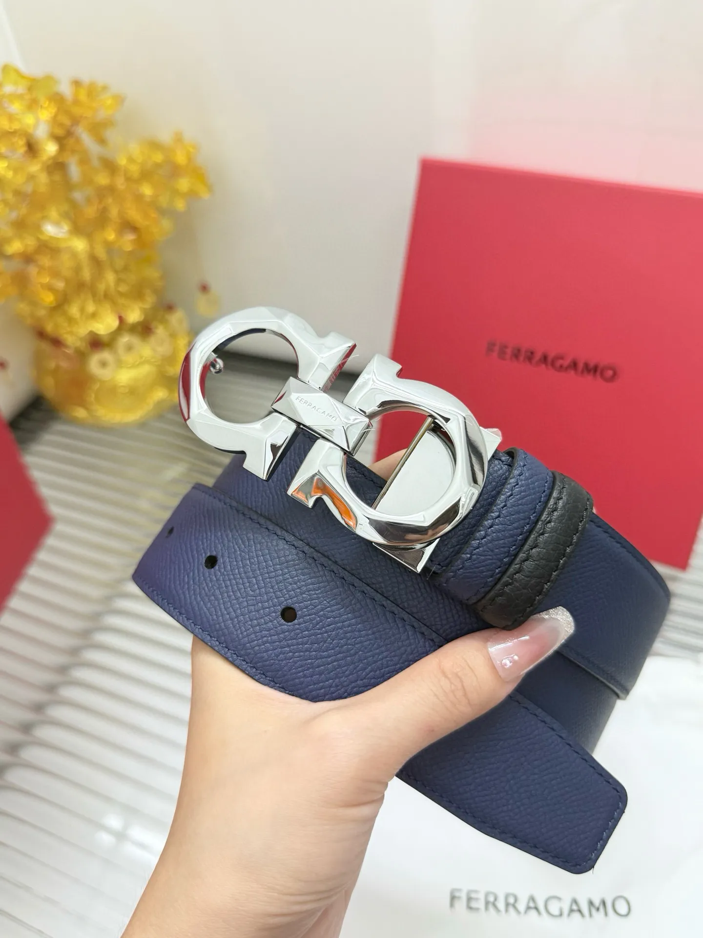 ✅Width: 𝟑.𝟱𝗰𝗺 ❑ Salvatore Ferragamo ❑ Supports 𝐍𝐅𝐂 anti-counterfeiting identification · Integrated chip identification for plate matching ❗️ ❑ Italy 🇮🇹𝐒𝐢𝐫𝐩 Original imported calfskin, double-sided, usable and cutable in length + high-quality pure copper hardware buckle P460 ❑ Genuine quality, small details on the version / exquisite and neat wiring details! ❑ The leather texture is clearly visible and the traces are exposed, restoring the official authentic quality to the greatest extent🔥 ❑ The eye holes are completed in one stamping, clean and neat, without any skin residue or color rendering. The stitching is tight and precise! Hardware polishing and thickening electroplating! ❑ Top quality ✅1:1 mold opening/durable ❑ The overall details are aligned and have curvature. Strict requirements for material selection in version opening · All materials are completely consistent · Fabrics, wiring, and oil edges are meticulously reflected · No leaky details. Original high quality. Special supply channel. "Original quality ۞ Avoid picture piracy 🔍 Low quality ✘ Exclusive real photos"
