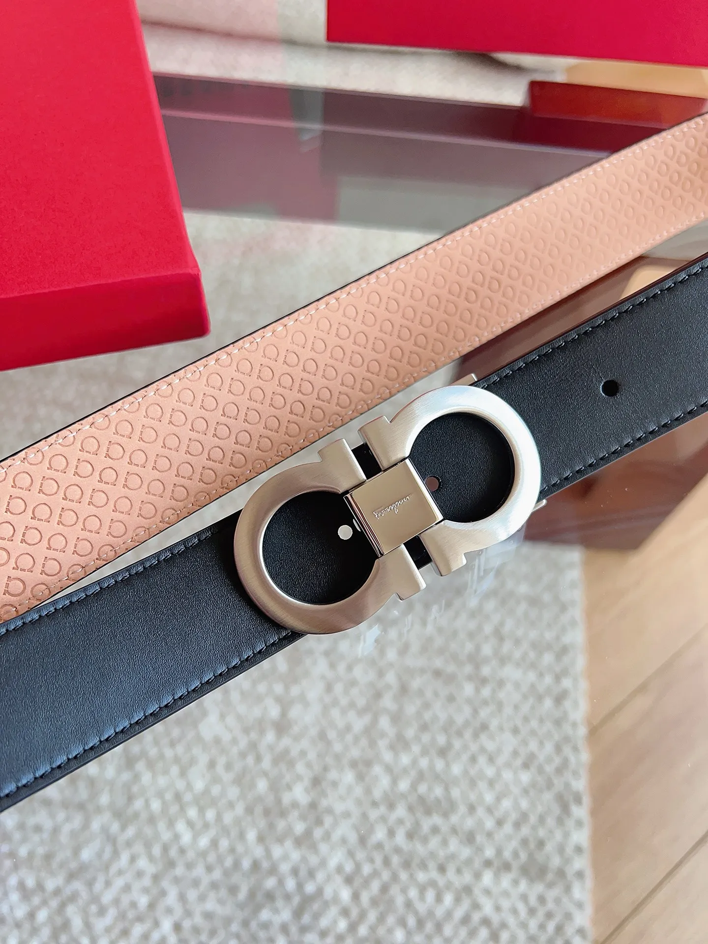 💰460💰Full package💰 💍Purchasing agent Ferragamo (2026 early spring style), the belt is made of first-layer cowhide with special processing, highlighting the natural grain, and using modern and elegant colors to reinterpret men's classic items. The double-sided design complements the Gancini double buckle, creating a flexible and versatile piece. The length is adjustable for a tailor-made fit. Belt width: 3.5cm