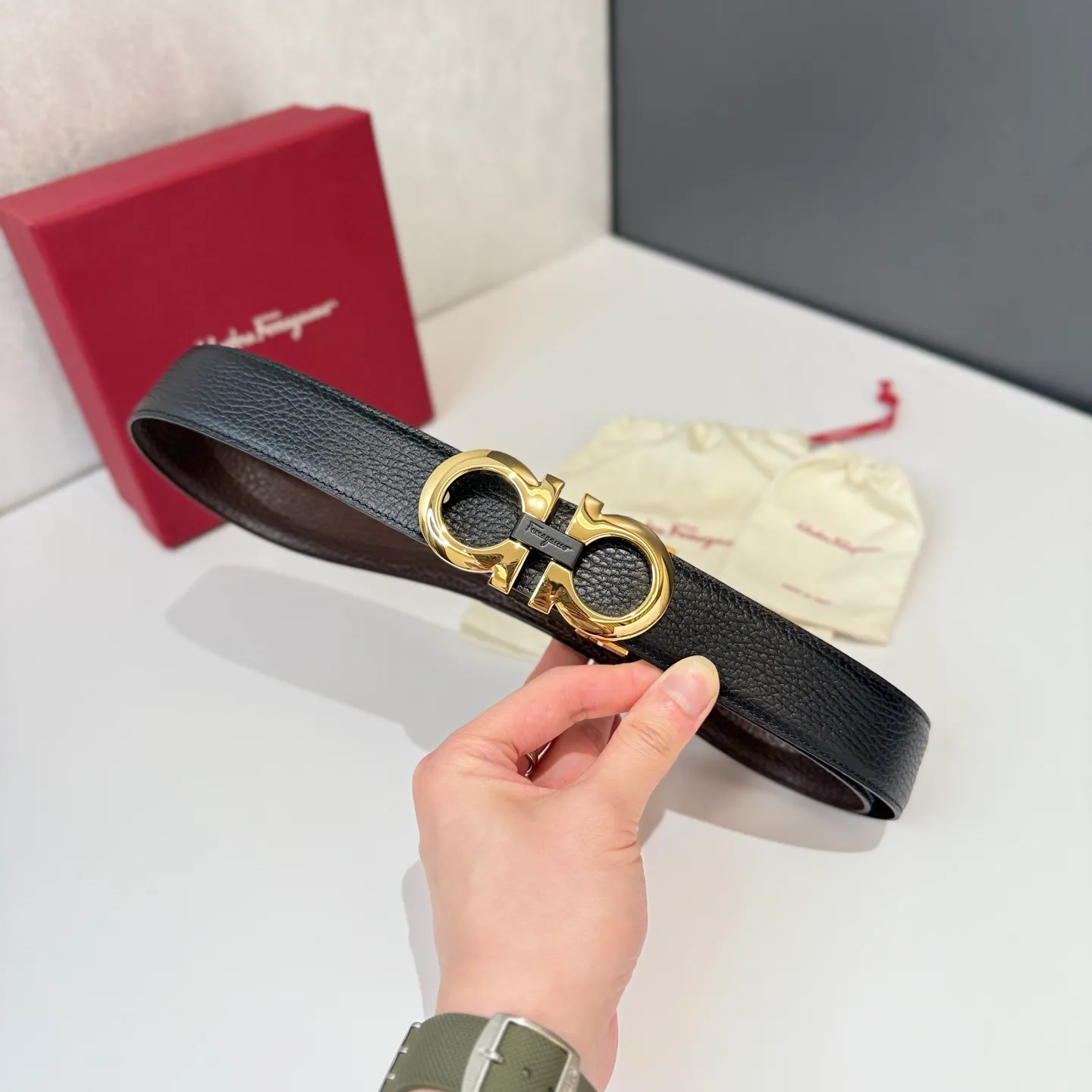 💰440💰Full package💰 💍Purchase level Salvatore Ferragamo is an Italian luxury brand known for its high-quality leather goods, shoes and accessories. Ferragamo's belts are one of its classic products, usually made of high-quality leather, with simple yet elegant designs, suitable for both business and leisure occasions.