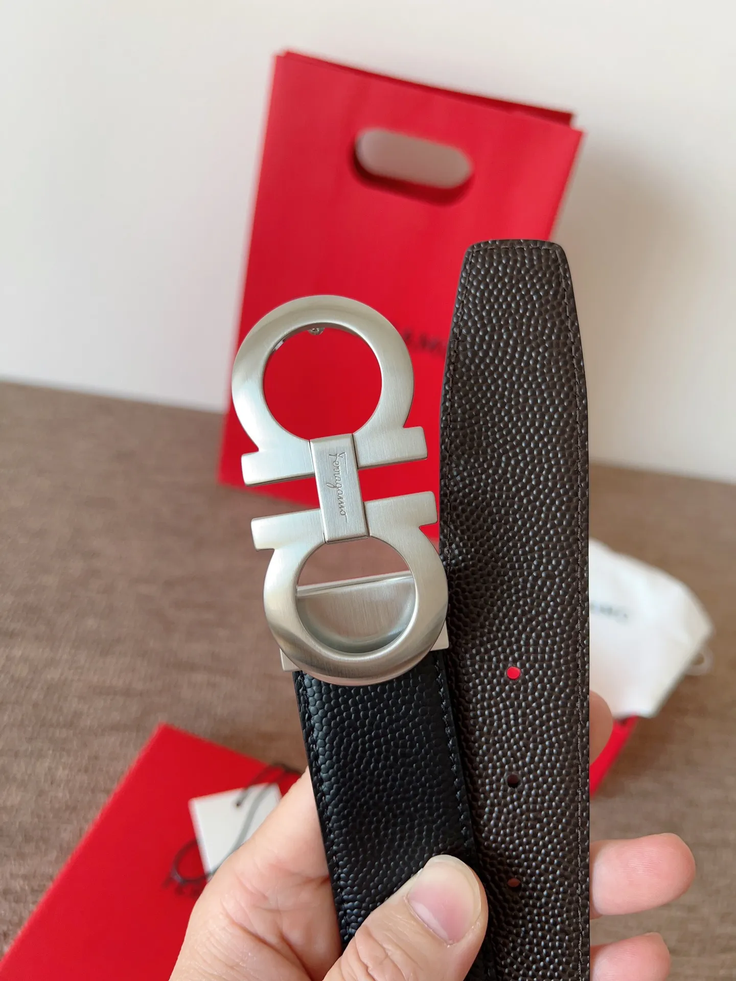 A Ferragamo belt that will never go out of style after several years of use, with original leather, high-quality buckles and brand new packaging. 💰760