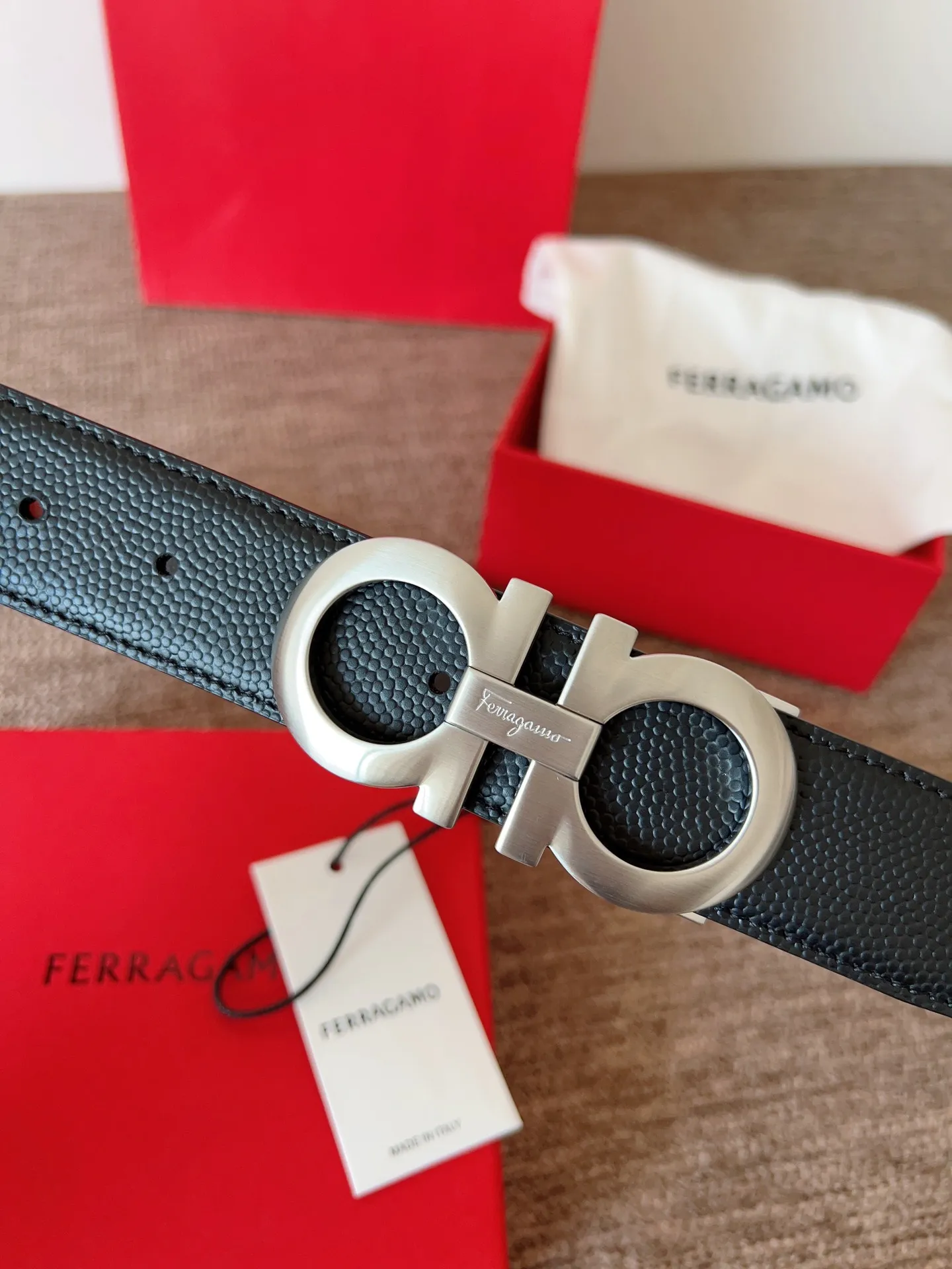 A Ferragamo belt that will never go out of style after several years of use, with original leather, high-quality buckles and brand new packaging. 💰760