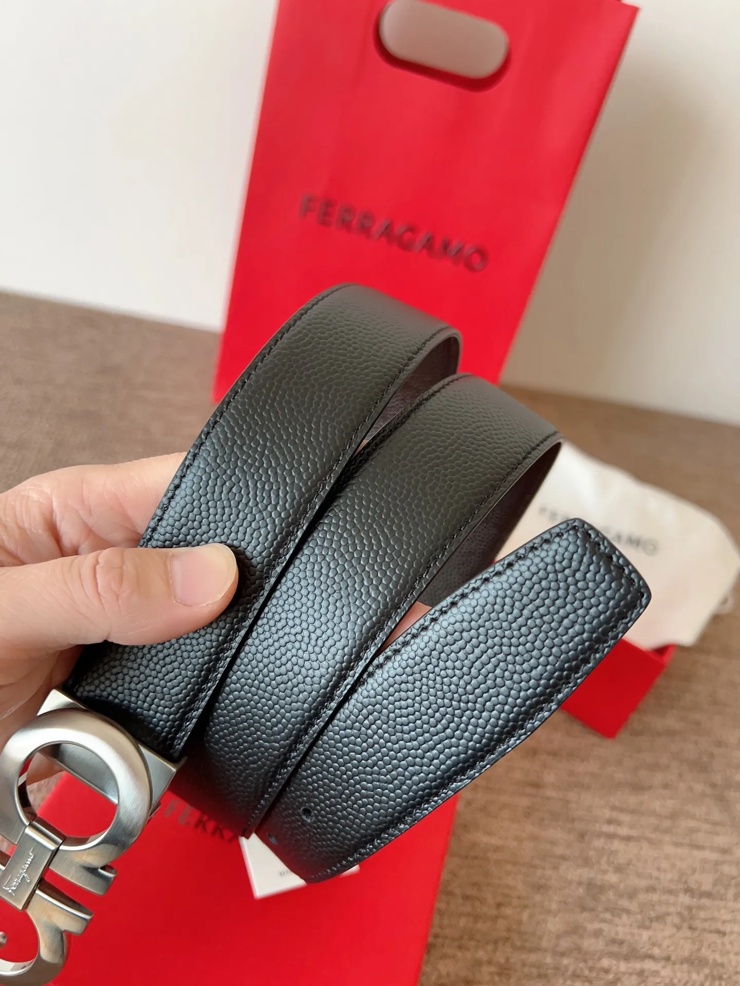 A Ferragamo belt that will never go out of style after several years of use, with original leather, high-quality buckles and brand new packaging. 💰760