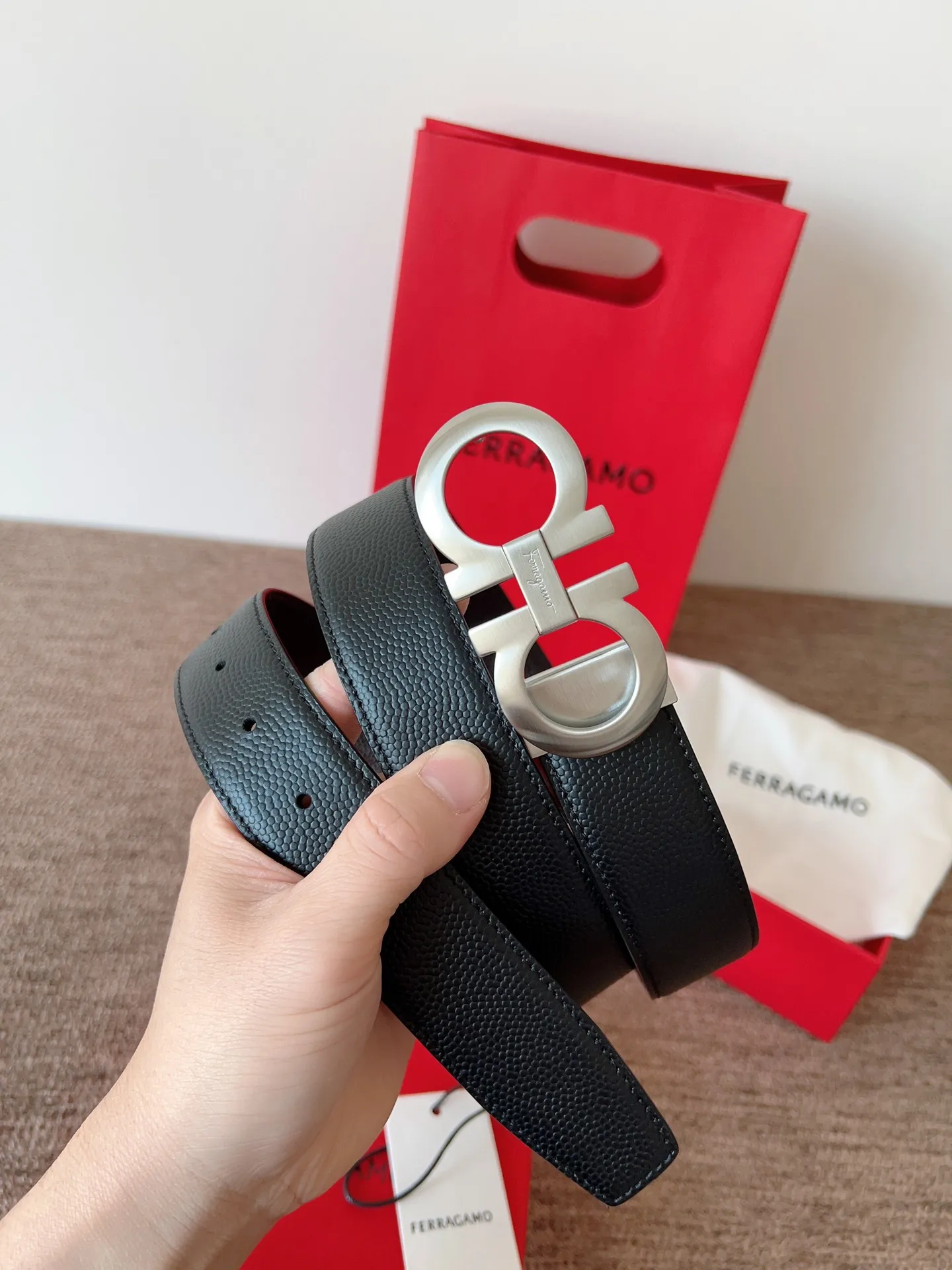 A Ferragamo belt that will never go out of style after several years of use, with original leather, high-quality buckles and brand new packaging. 💰760