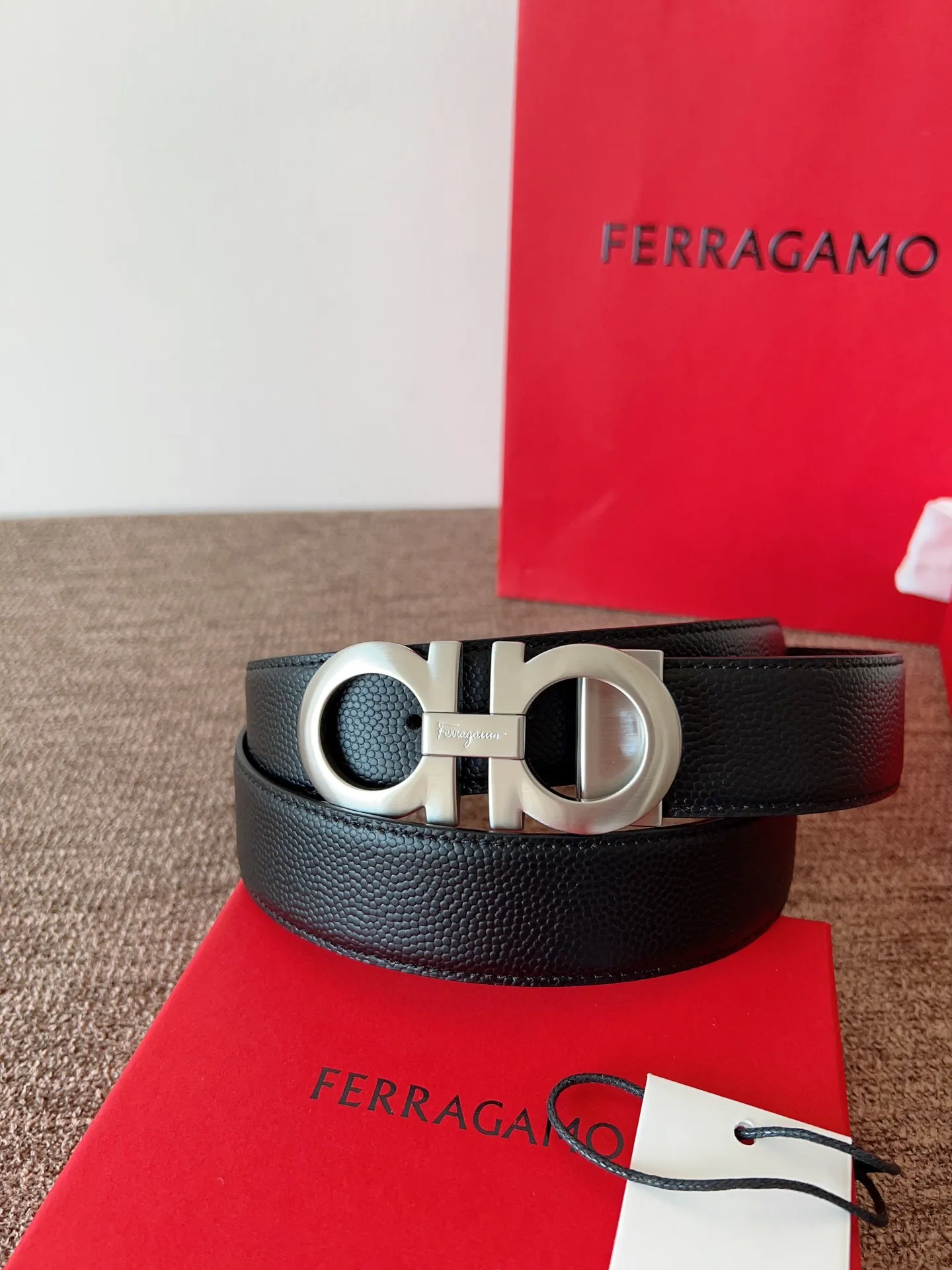 A Ferragamo belt that will never go out of style after several years of use, with original leather, high-quality buckles and brand new packaging. 💰760