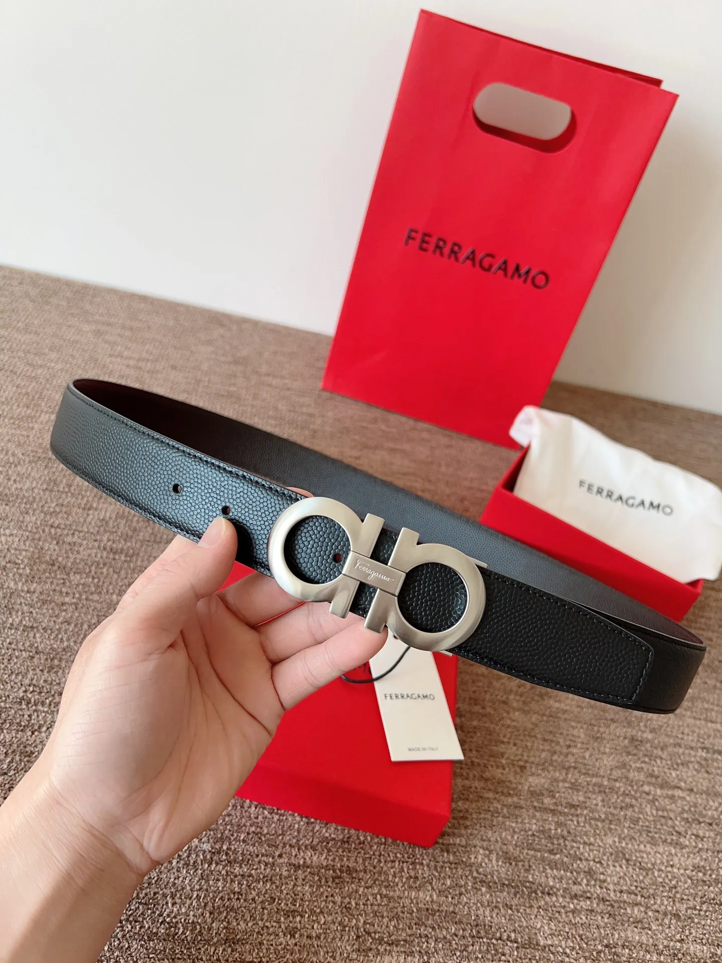 A Ferragamo belt that will never go out of style after several years of use, with original leather, high-quality buckles and brand new packaging. 💰760