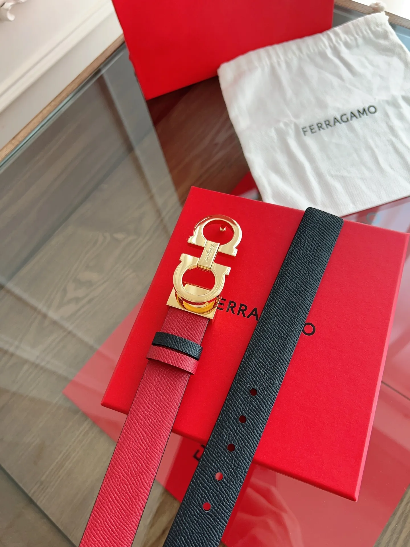 💰440💰Full set of packaging💰 💍Purchasing-grade Ferragamo·High-end quality． Double-sided colors available. The length can be cut by yourself to achieve a slimming effect. Material: The belt is made of imported first-layer cowhide. Exquisite, high-end and classy. Photographed in kind. Width: 2.5cm