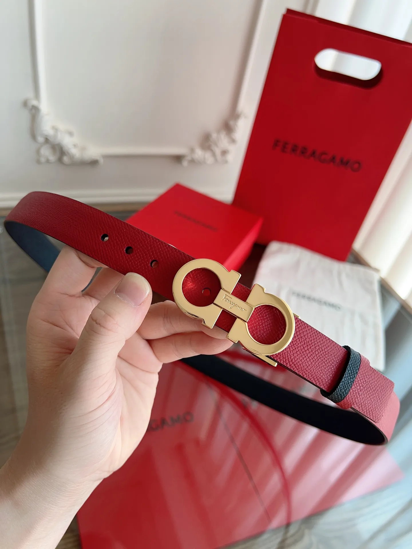 💰440💰Full set of packaging💰 💍Purchasing-grade Ferragamo·High-end quality． Double-sided colors available. The length can be cut by yourself to achieve a slimming effect. Material: The belt is made of imported first-layer cowhide. Exquisite, high-end and classy. Photographed in kind. Width: 2.5cm