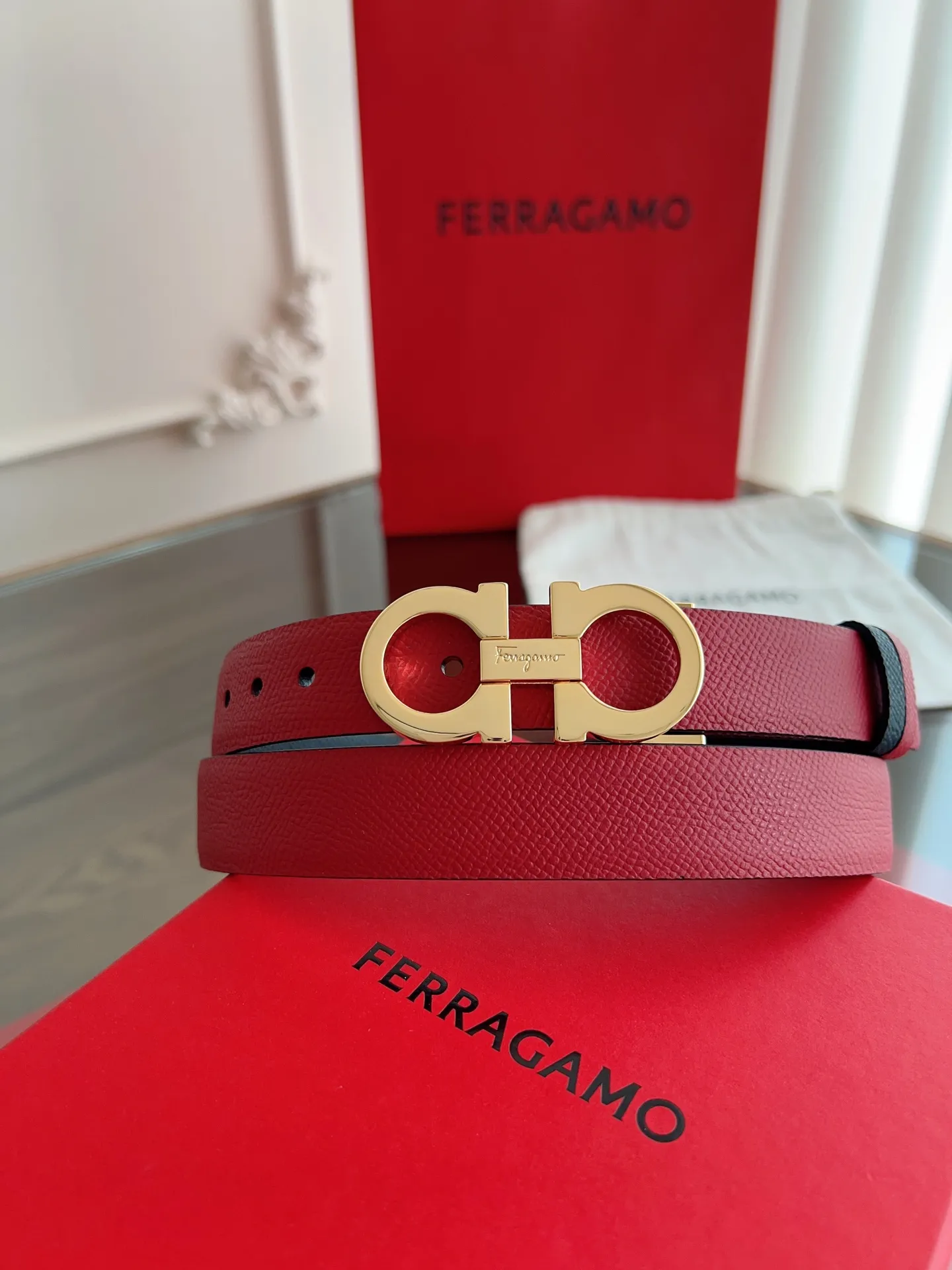 💰440💰Full set of packaging💰 💍Purchasing-grade Ferragamo·High-end quality． Double-sided colors available. The length can be cut by yourself to achieve a slimming effect. Material: The belt is made of imported first-layer cowhide. Exquisite, high-end and classy. Photographed in kind. Width: 2.5cm