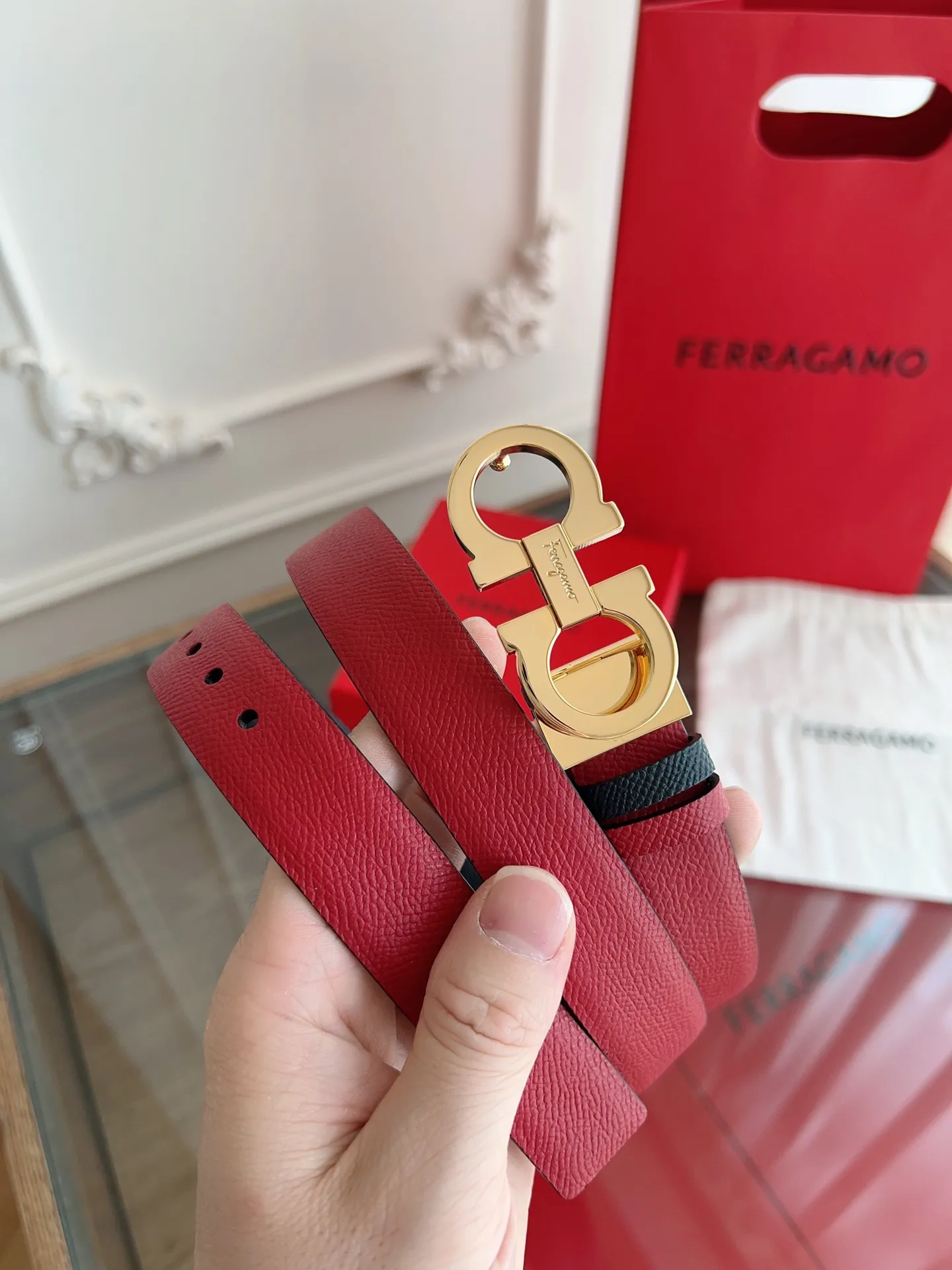 💰440💰Full set of packaging💰 💍Purchasing-grade Ferragamo·High-end quality． Double-sided colors available. The length can be cut by yourself to achieve a slimming effect. Material: The belt is made of imported first-layer cowhide. Exquisite, high-end and classy. Photographed in kind. Width: 2.5cm