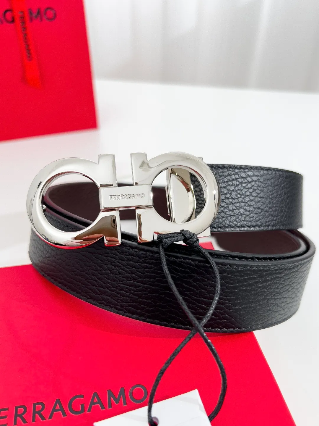 💰440💰Full package💰 💍Purchase-grade Ferragamo⚡️🌹Width 3.5cm, imported first-layer calfskin, double-sided cowhide material⚡️🌹The leather is soft and Q-elastic. Dürkopp's diagonal stitching is exquisite and durable. Good quality goods. Button head: pure copper button (gold, gun color, silver)