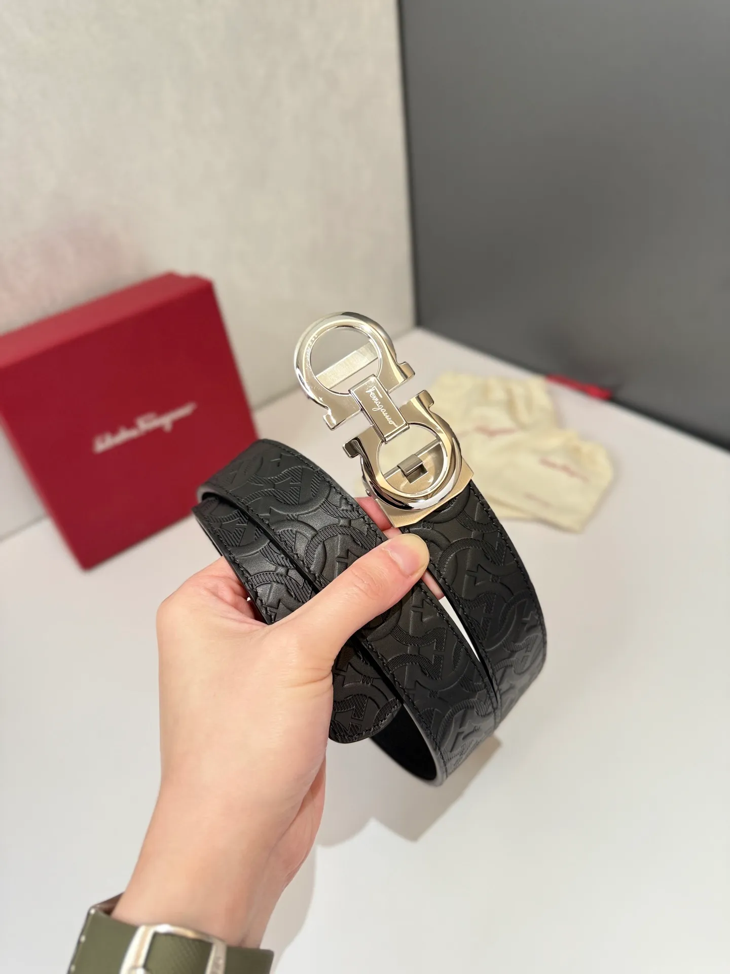 💰460💰Full package💰 💍Purchase level Salvatore Ferragamo is an Italian luxury brand known for its high-quality leather goods, shoes and accessories. Ferragamo's belts are one of its classic products, usually made of high-quality leather, with simple yet elegant designs, suitable for both business and leisure occasions. Automatic smooth buckle belt, stainless steel hardware, matching original leather belt body, adjustable length 🔝🔝🔝❤️❤️❤️