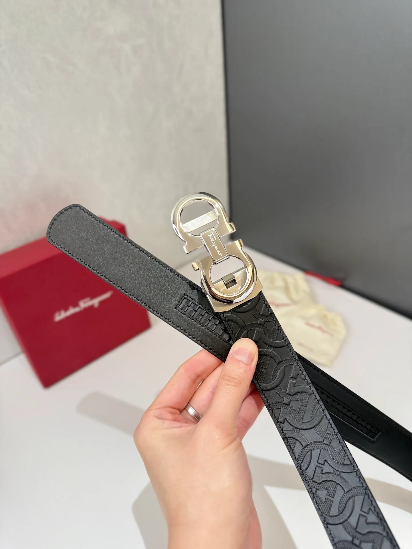💰460💰Full package💰 💍Purchase level Salvatore Ferragamo is an Italian luxury brand known for its high-quality leather goods, shoes and accessories. Ferragamo's belts are one of its classic products, usually made of high-quality leather, with simple yet elegant designs, suitable for both business and leisure occasions. Automatic smooth buckle belt, stainless steel hardware, matching original leather belt body, adjustable length 🔝🔝🔝❤️❤️❤️
