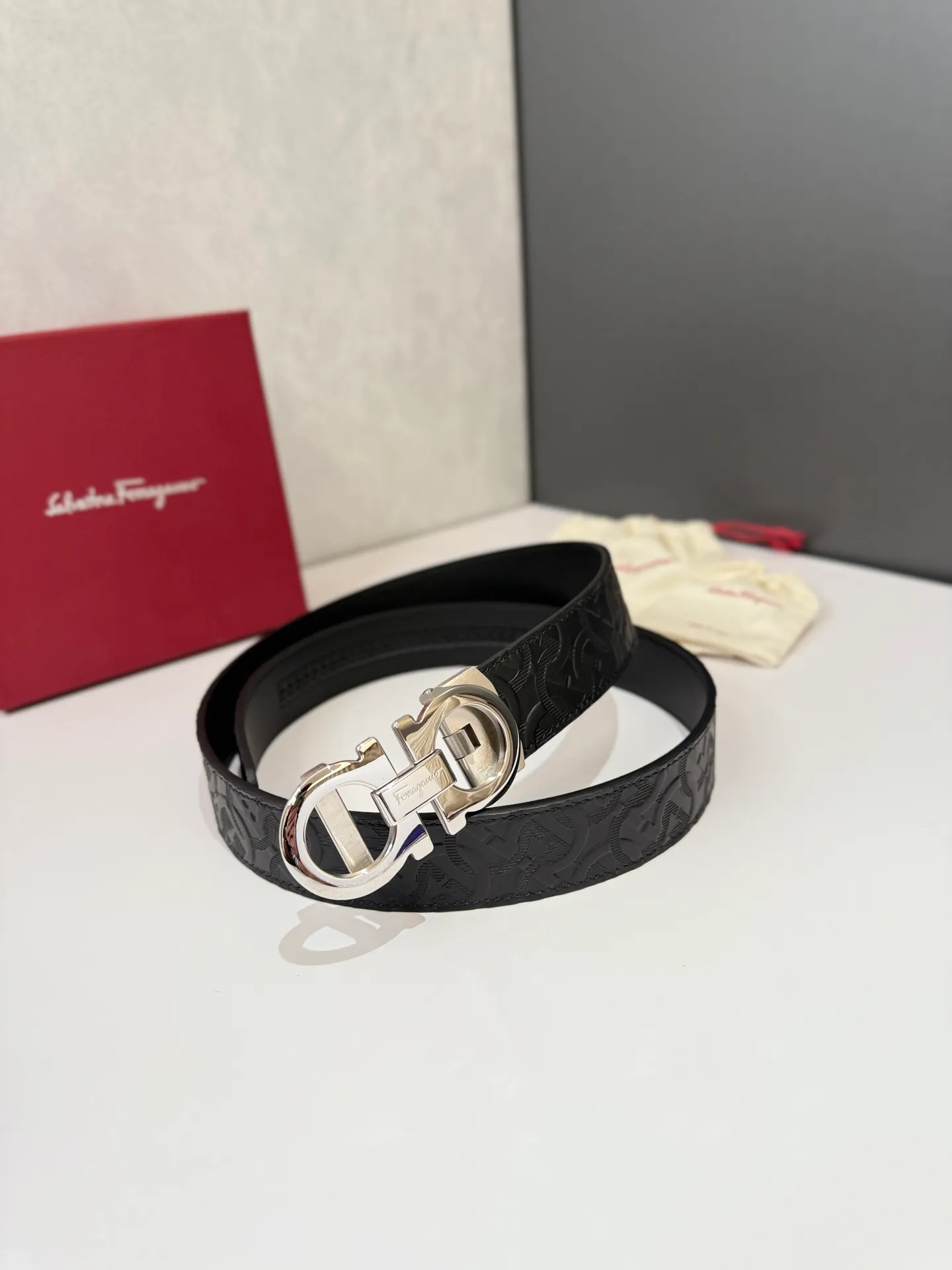 💰460💰Full package💰 💍Purchase level Salvatore Ferragamo is an Italian luxury brand known for its high-quality leather goods, shoes and accessories. Ferragamo's belts are one of its classic products, usually made of high-quality leather, with simple yet elegant designs, suitable for both business and leisure occasions. Automatic smooth buckle belt, stainless steel hardware, matching original leather belt body, adjustable length 🔝🔝🔝❤️❤️❤️