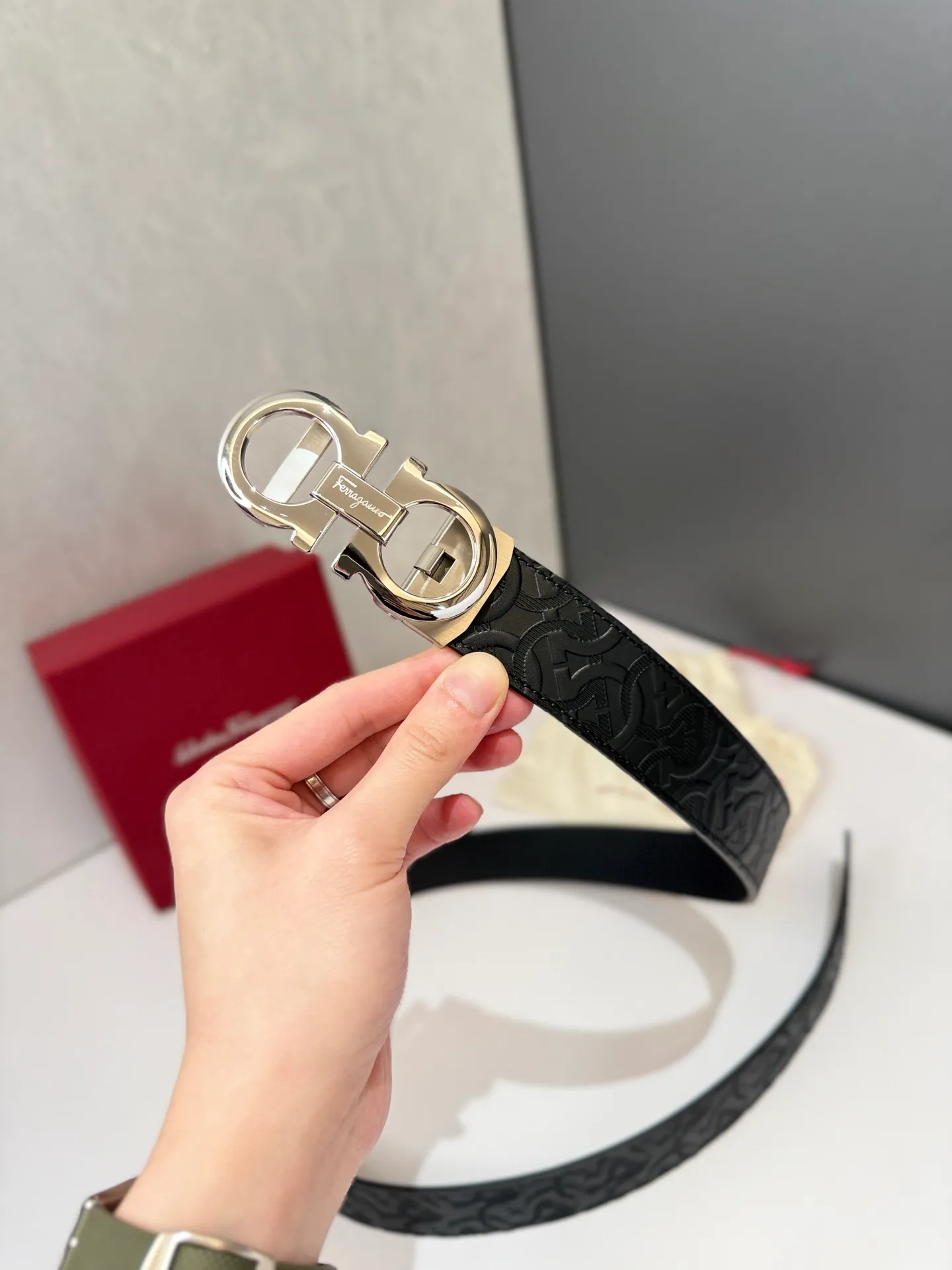 💰460💰Full package💰 💍Purchase level Salvatore Ferragamo is an Italian luxury brand known for its high-quality leather goods, shoes and accessories. Ferragamo's belts are one of its classic products, usually made of high-quality leather, with simple yet elegant designs, suitable for both business and leisure occasions. Automatic smooth buckle belt, stainless steel hardware, matching original leather belt body, adjustable length 🔝🔝🔝❤️❤️❤️