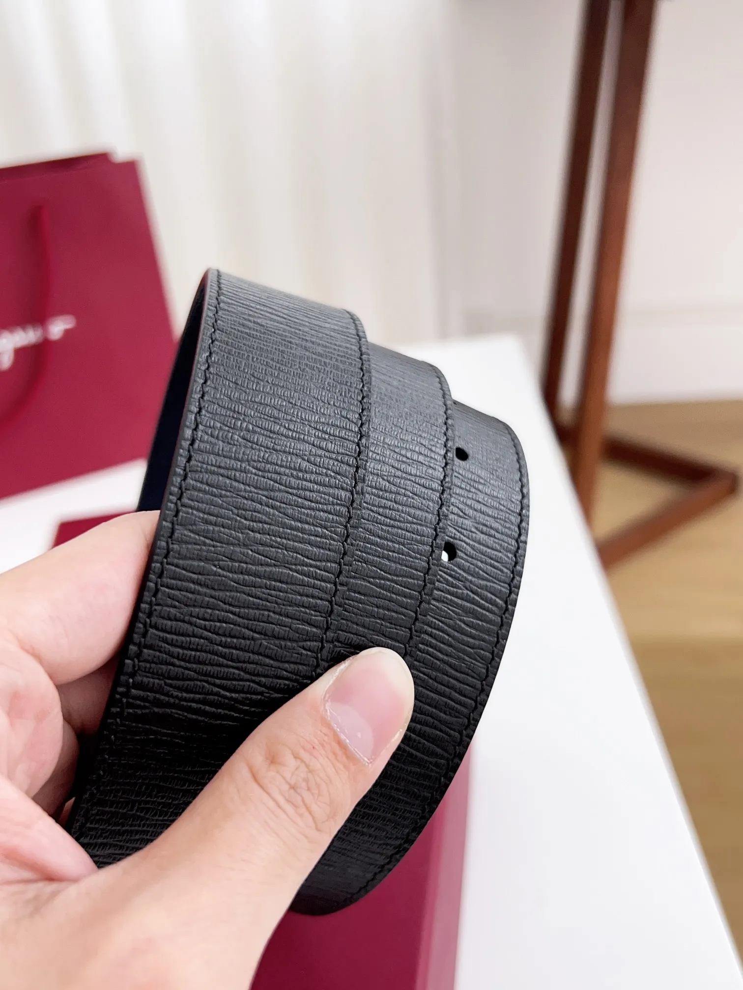 💰440💰Full package💰 💍Purchasing agent Ferragamo⚡️🌹Width 3.5cm, imported first-layer calfskin, double-sided cowhide material, soft and Q-elastic. Dürkopp's diagonal stitching is exquisite and durable. Good quality goods. Button head: pure copper buckle (gold, gun color, silver) Size: 100-125cm Packaging: full set of packaging