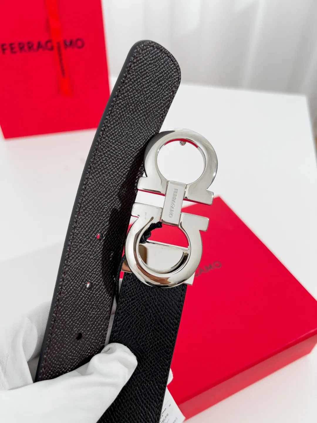 💰440💰Full package💰 💍Purchase-grade Ferragamo⚡️🌹Width 3.5cm, imported first-layer calfskin, double-sided cowhide material⚡️🌹The leather is soft and Q-elastic. Dürkopp's diagonal stitching is exquisite and durable. Good quality goods. Button head: pure copper button (gold, gun color, silver)