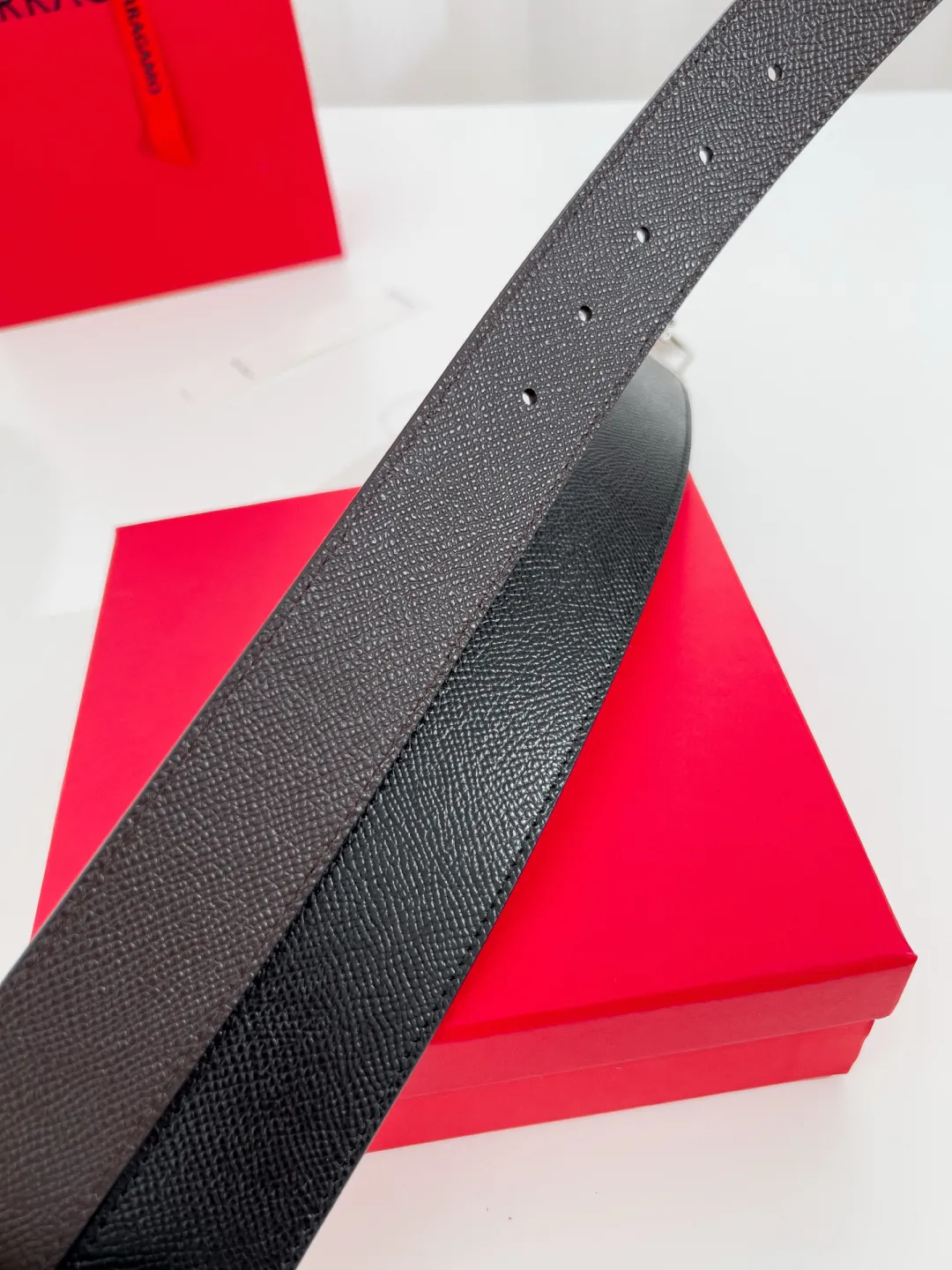 💰440💰Full package💰 💍Purchase-grade Ferragamo⚡️🌹Width 3.5cm, imported first-layer calfskin, double-sided cowhide material⚡️🌹The leather is soft and Q-elastic. Dürkopp's diagonal stitching is exquisite and durable. Good quality goods. Button head: pure copper button (gold, gun color, silver)