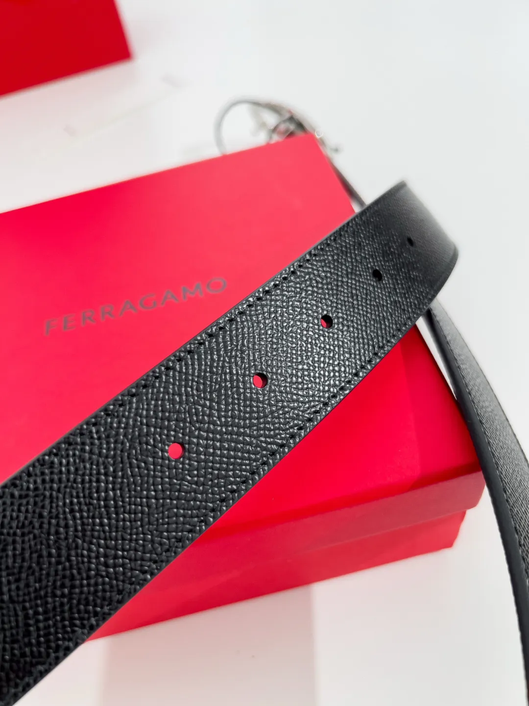💰440💰Full package💰 💍Purchase-grade Ferragamo⚡️🌹Width 3.5cm, imported first-layer calfskin, double-sided cowhide material⚡️🌹The leather is soft and Q-elastic. Dürkopp's diagonal stitching is exquisite and durable. Good quality goods. Button head: pure copper button (gold, gun color, silver)