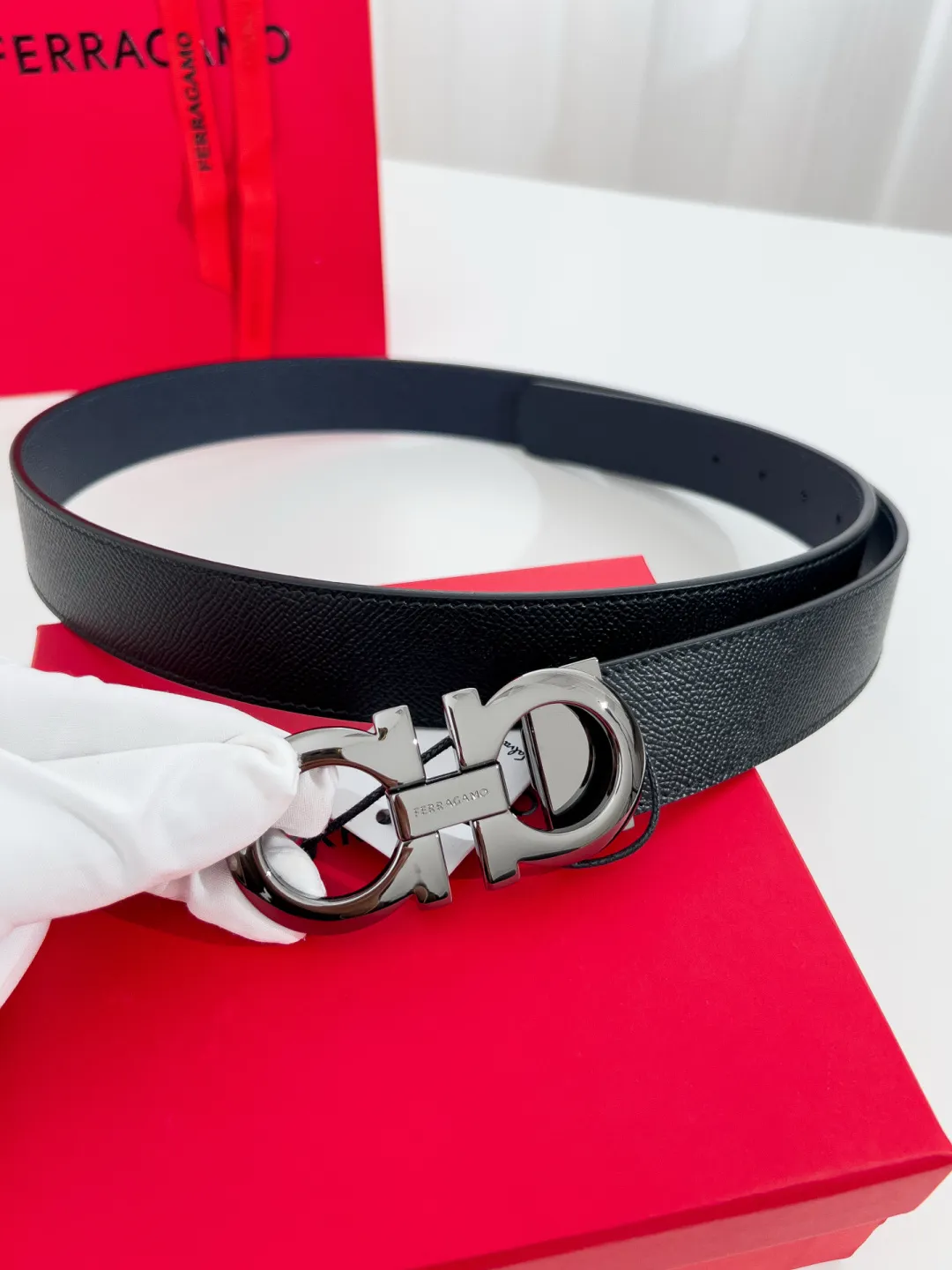 💰440💰Full package💰 💍Purchase-grade Ferragamo⚡️🌹Width 3.5cm, imported first-layer calfskin, double-sided cowhide material⚡️🌹The leather is soft and Q-elastic. Dürkopp's diagonal stitching is exquisite and durable. Good quality goods. Button head: pure copper button (gold, gun color, silver)