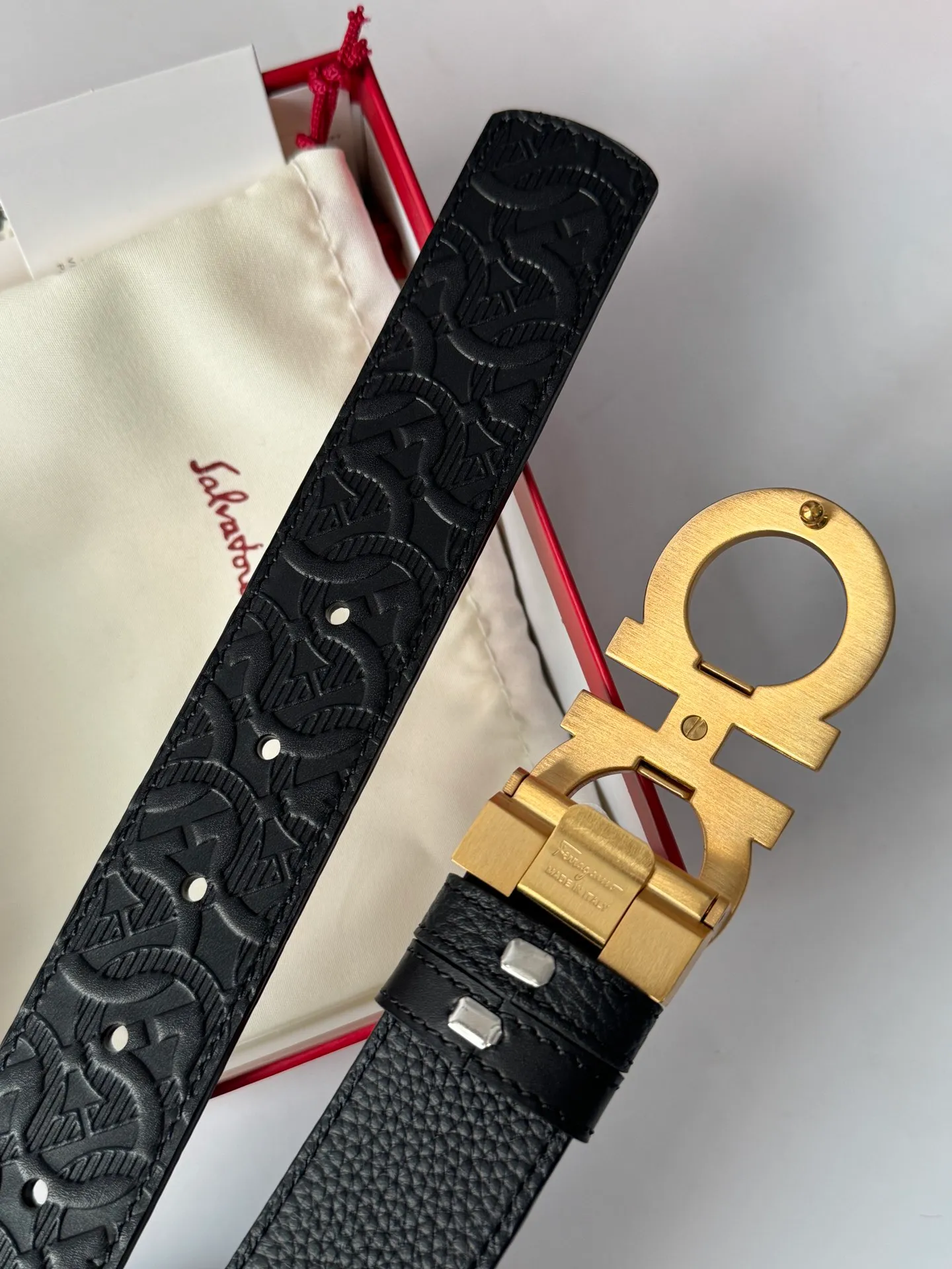 💰440💰Full set of packaging💰 💍Purchasing agent level Ferragamo The reason why men choose Ferragamo is very simple. First of all, the meaning is very good. We Chinese all like 8 symbolizing hair. Whether you are a business elite in the workplace or a business expert wearing such a belt, it looks calm and professional. Furthermore, it is a gift for your father, father-in-law and elders who are full of filial piety. It is really an invincible high-quality product that is not picky. 3.5cm.