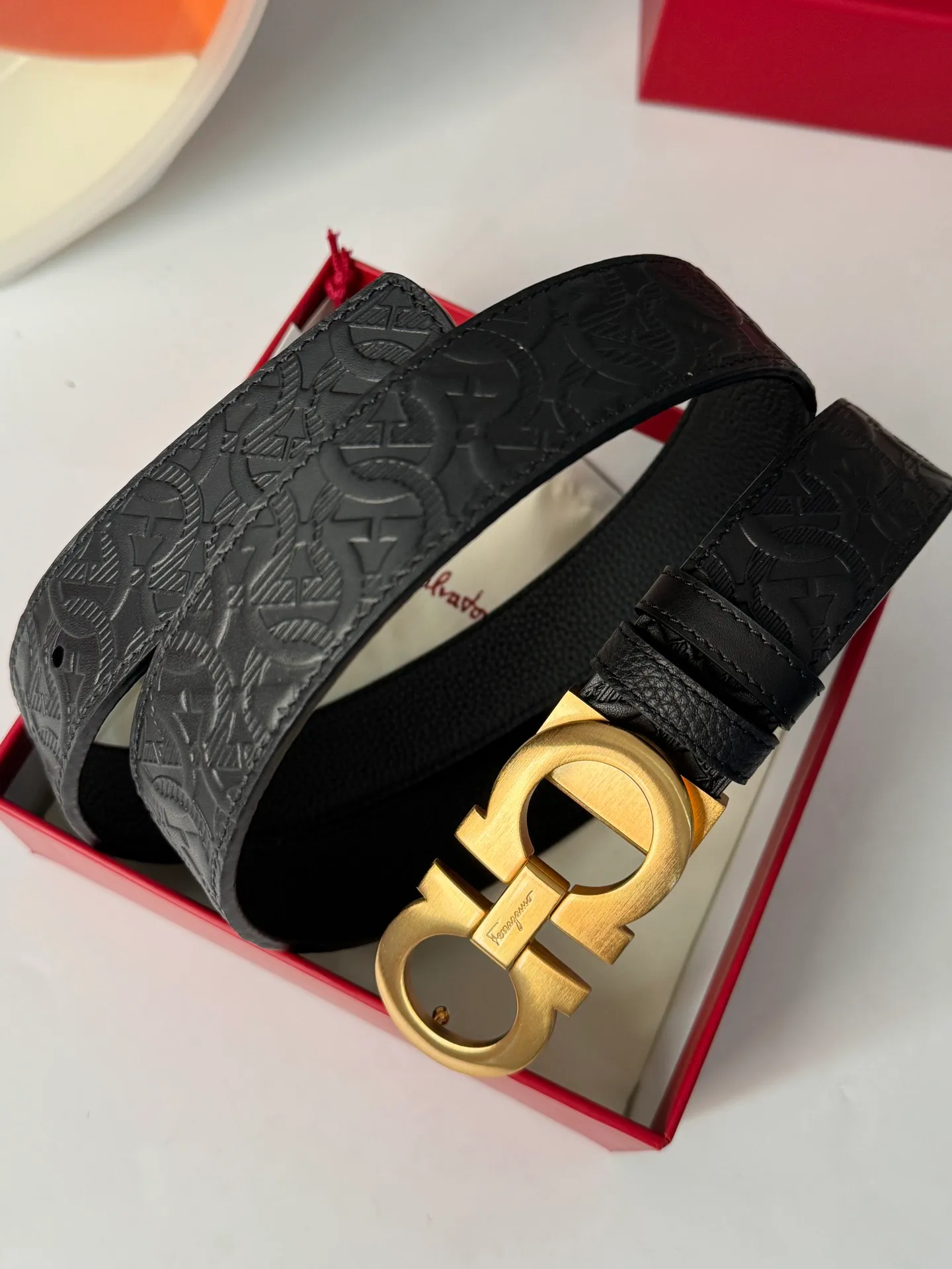 💰440💰Full set of packaging💰 💍Purchasing agent level Ferragamo The reason why men choose Ferragamo is very simple. First of all, the meaning is very good. We Chinese all like 8 symbolizing hair. Whether you are a business elite in the workplace or a business expert wearing such a belt, it looks calm and professional. Furthermore, it is a gift for your father, father-in-law and elders who are full of filial piety. It is really an invincible high-quality product that is not picky. 3.5cm.