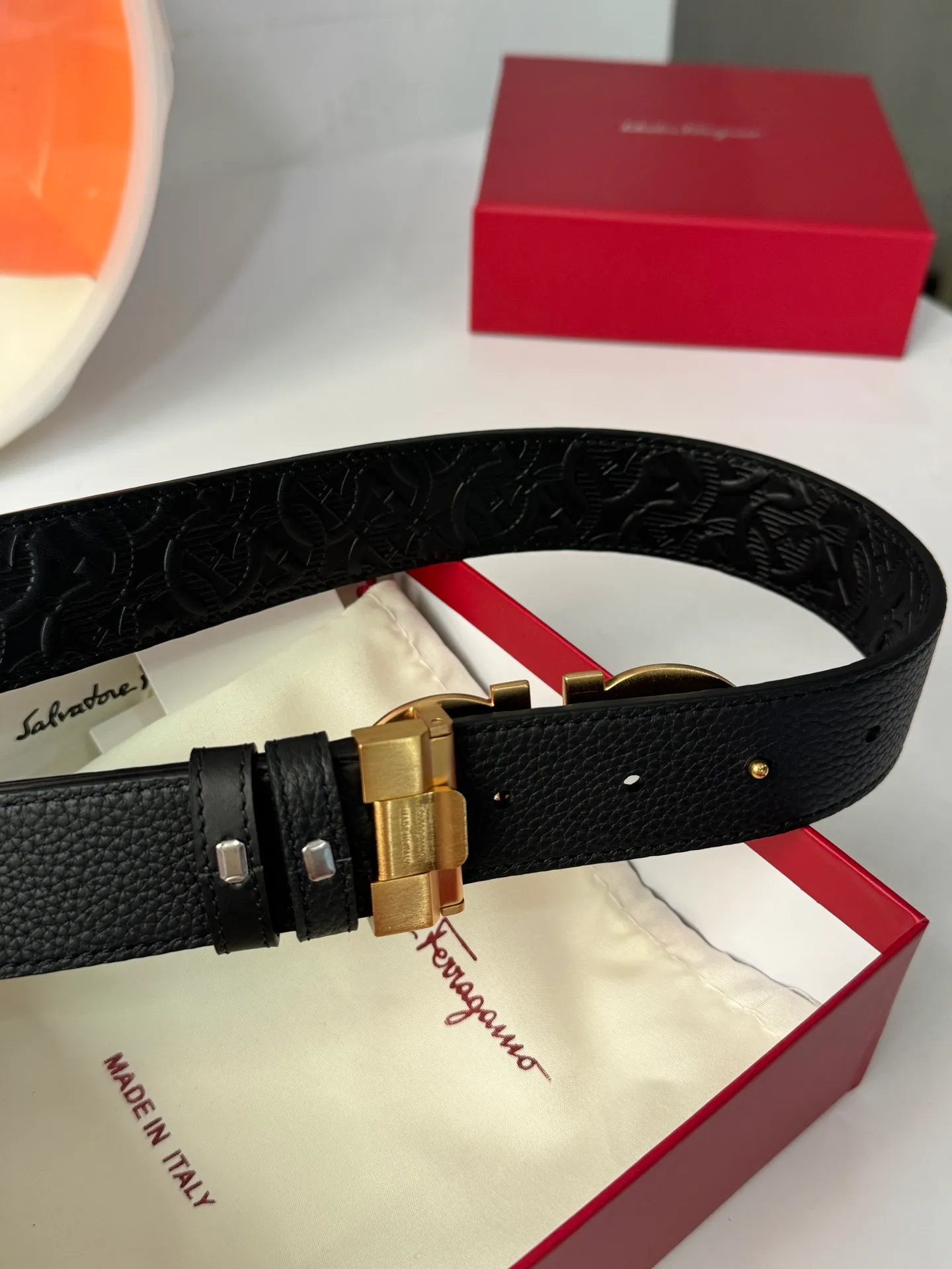 💰440💰Full set of packaging💰 💍Purchasing agent level Ferragamo The reason why men choose Ferragamo is very simple. First of all, the meaning is very good. We Chinese all like 8 symbolizing hair. Whether you are a business elite in the workplace or a business expert wearing such a belt, it looks calm and professional. Furthermore, it is a gift for your father, father-in-law and elders who are full of filial piety. It is really an invincible high-quality product that is not picky. 3.5cm.