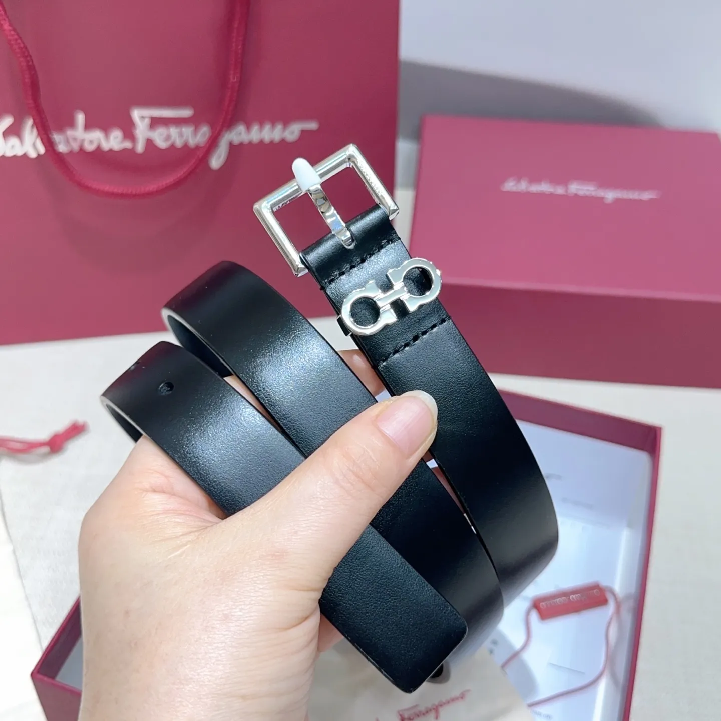 💰460💰Full set of packaging💰 💍Purchase level Ferragamo⚡️🌹Women's belt Width 2.5cm Double-sided first layer imported cowhide Copper five-pin buckle Original mold customization Length 75-105 Euro