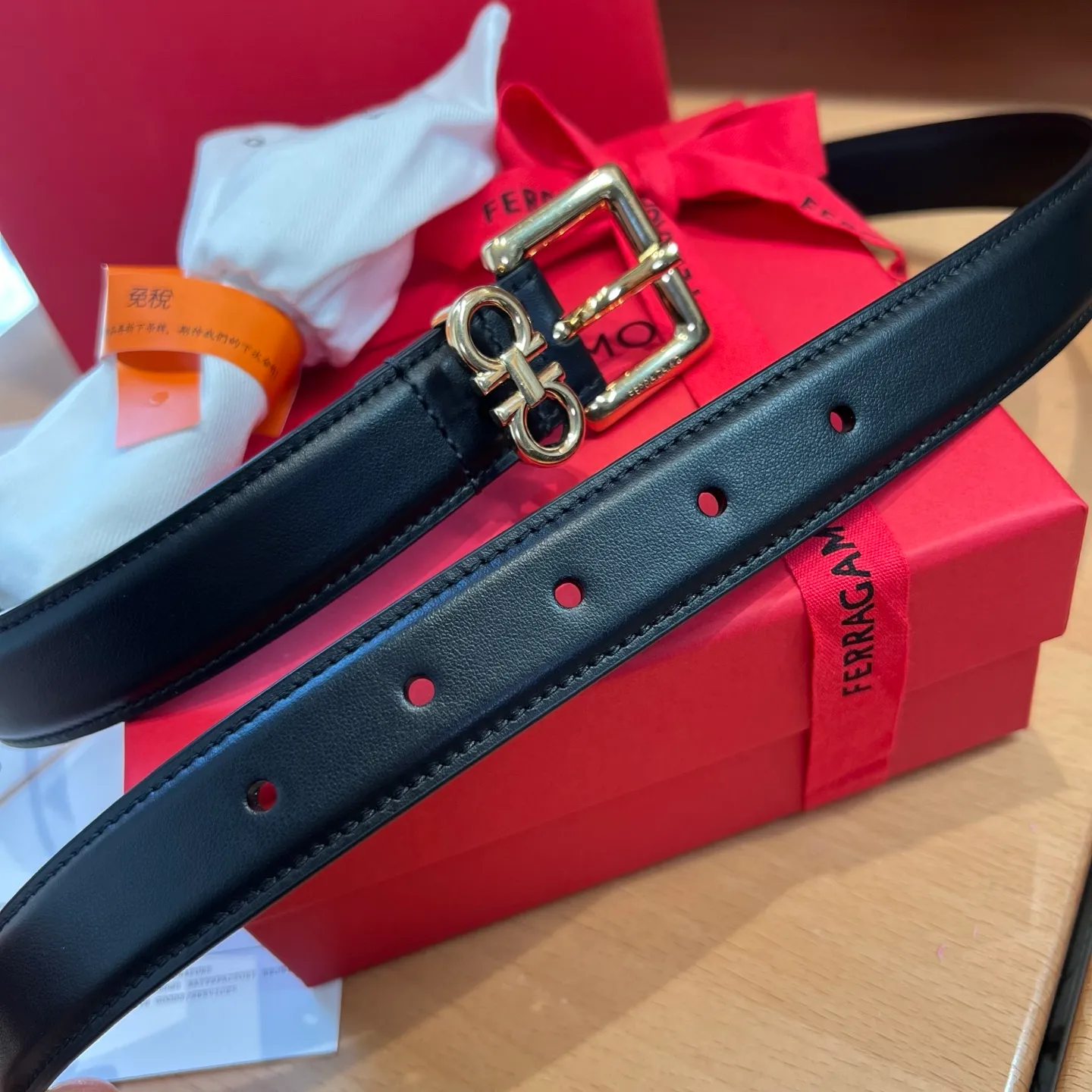 💰520💰Full package💰 💍Purchase level Dreams on the wrist, a new interpretation of female charm - Ferragamo 2.5cm women's pin buckle belt On the fashion stage, women's charm always blooms in the details. Ferragamo's 2.5cm women's pin buckle belt is like a smart work of art, outlining a woman's elegance and personality with delicate brushstrokes, becoming the finishing touch to highlight her fashion attitude.  This belt is made of top-quality materials. The leather is soft and skin-friendly, and the texture is natural and delicate. Every touch is like an intimate dialogue with nature. After special processing, the leather is tough and durable without losing its soft texture. It can not only withstand the test of daily wear, but also gently fit women's waistline, bringing unparalleled comfort experience.  The exquisite width of 2.5cm reflects Ferragamo’s profound insight into women’s fashion aesthetics. It cleverly walks the line between sophistication and grandeur, without being too ostentatious, yet accurately attracting attention. Whether it is paired with a simple and capable workplace suit to highlight a woman's independent confidence and professional temperament; or combined with a romantic and soft dress to emphasize the graceful body curves and interpret a gentle and romantic style, it can be perfectly controlled and inject unique charm into the overall look.  The pin buckle design is the soul of this belt. The metal pin buckle has been carefully polished and shines with a charming luster, with smooth lines and rich texture. The simple yet exquisite shape not only shows the modern and fashionable simple style, but also contains the profound brand heritage of Ferragamo. When buckled, the crisp sound is like a fashionable movement, and every use is a pleasant experience. Moreover, the solid design of the pin buckle ensures the stability of the belt during wearing, so that you don't have to worry about the embarrassment of slipping, and can enjoy the confidence and calmness brought by fashion.  Ferragamo, a fashion brand with a long history, has always been committed to creating fashion items for women that combine quality and design. This 2.5cm women's pin buckle belt is not only a symbol of fashion, but also a reflection of the brand's persistent pursuit of excellent quality and innovative design. It carries the cultural connotation of the brand and has become an important carrier for women to show themselves and express their personality.  When you tie the Ferragamo 2.5cm women's pin buckle belt around your waist, at that moment it is more than just a belt, it is an extension of your personality and style. It witnesses your hard work and achievements in the workplace and accompanies you to enjoy every beautiful moment in life. It allows you to exude unique charm in every gesture, and can become the center of attention whether on the bustling urban streets or in elegant social occasions.  Choosing Ferragamo's 2.5cm women's pin buckle belt means choosing an exquisite attitude towards life and the ultimate pursuit of fashion. It will add brilliant colors to your fashion journey with its unique charm and become an eternal classic in your wardrobe.