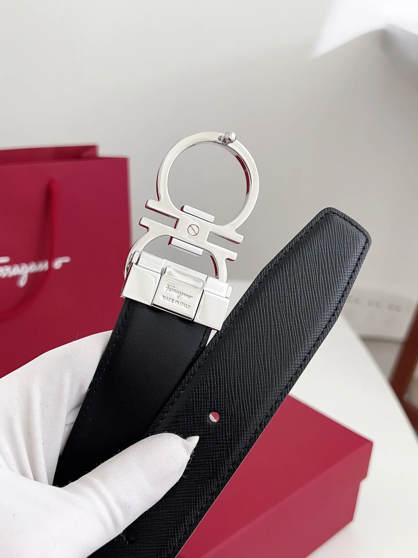 💰440💰Full package💰 💍Purchasing-grade Ferragamo Width 3.5cm Imported first-layer calfskin, double-sided cowhide material, soft and Q-elastic leather. Dürkopp's oblique stitching is exquisite and durable. Good quality goods.