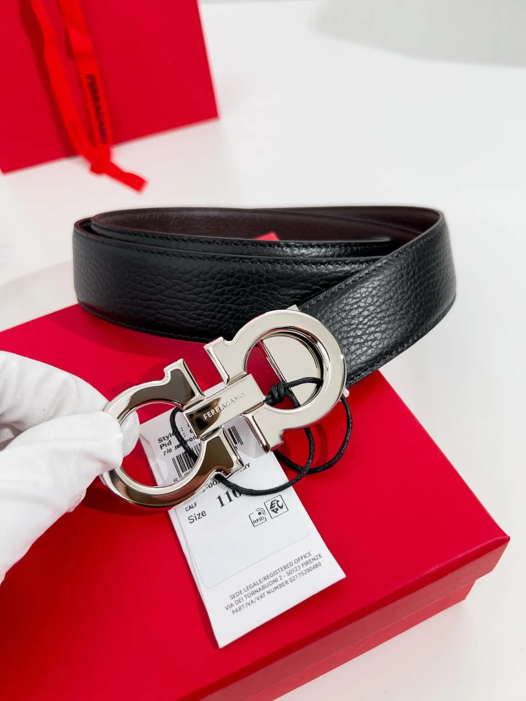 💰440💰Full package💰 💍Purchase-grade Ferragamo⚡️🌹Width 3.5cm, imported first-layer calfskin, double-sided cowhide material⚡️🌹The leather is soft and Q-elastic. Dürkopp's diagonal stitching is exquisite and durable. Good quality goods. Button head: pure copper button (gold, gun color, silver)