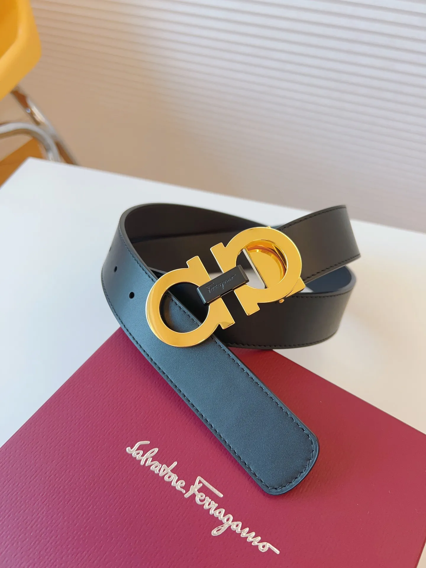 💰440💰Full package💰 💍Purchase level Ferragamo This double-sided belt is fashionable and versatile, and is an indispensable men's accessory. It reinterprets the classic style with fine leather. It is made of selected high-quality cowhide and decorated with classic Gancini buckles to add finishing touch; the length is adjustable to achieve a tailor-made slimming effect and flexibly interpret various styles. Belt width 3.5cm