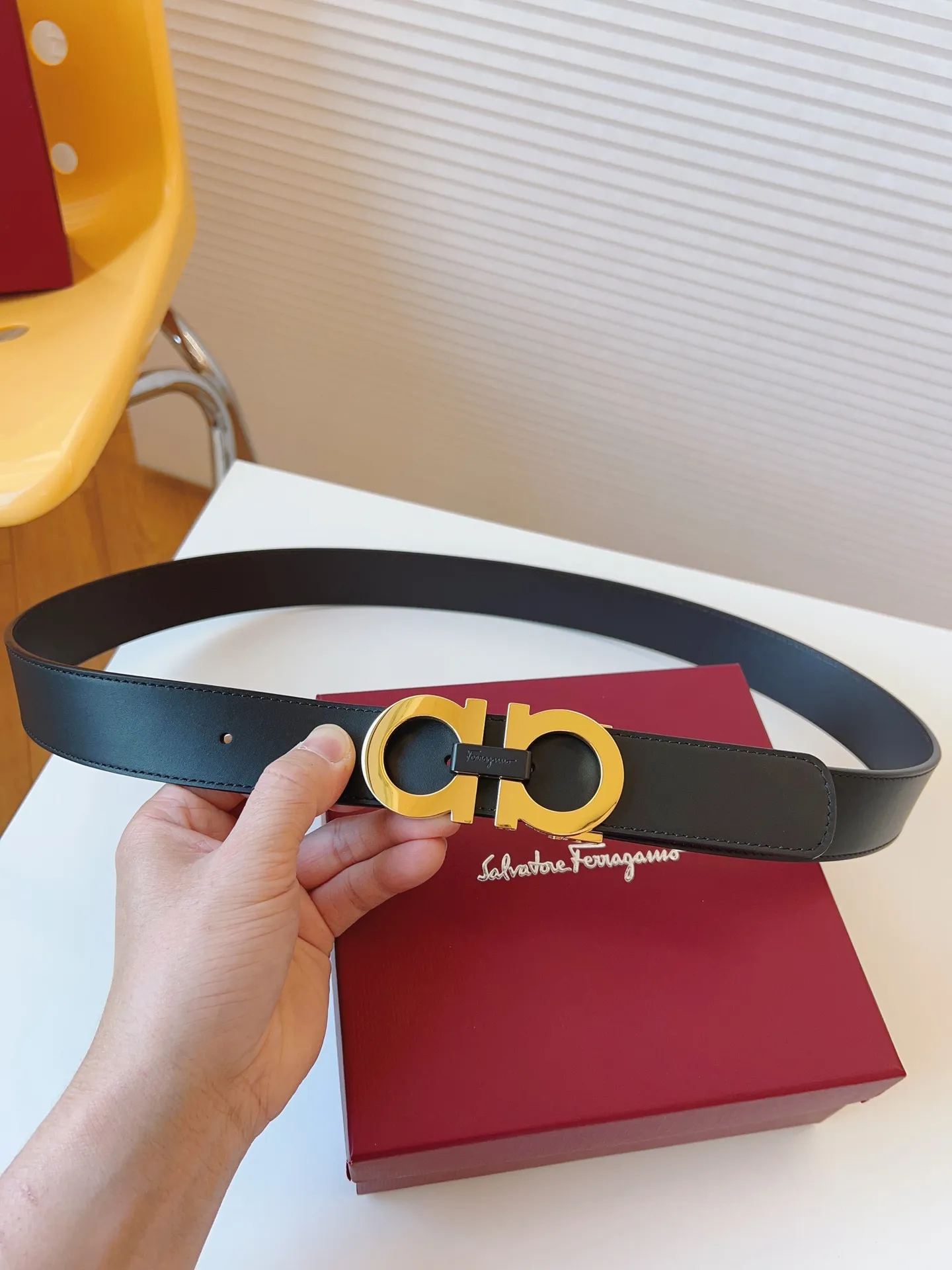 💰440💰Full package💰 💍Purchase level Ferragamo This double-sided belt is fashionable and versatile, and is an indispensable men's accessory. It reinterprets the classic style with fine leather. It is made of selected high-quality cowhide and decorated with classic Gancini buckles to add finishing touch; the length is adjustable to achieve a tailor-made slimming effect and flexibly interpret various styles. Belt width 3.5cm