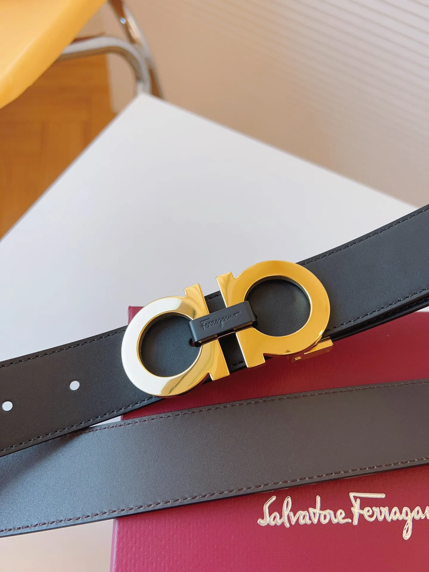 💰440💰Full package💰 💍Purchase level Ferragamo This double-sided belt is fashionable and versatile, and is an indispensable men's accessory. It reinterprets the classic style with fine leather. It is made of selected high-quality cowhide and decorated with classic Gancini buckles to add finishing touch; the length is adjustable to achieve a tailor-made slimming effect and flexibly interpret various styles. Belt width 3.5cm
