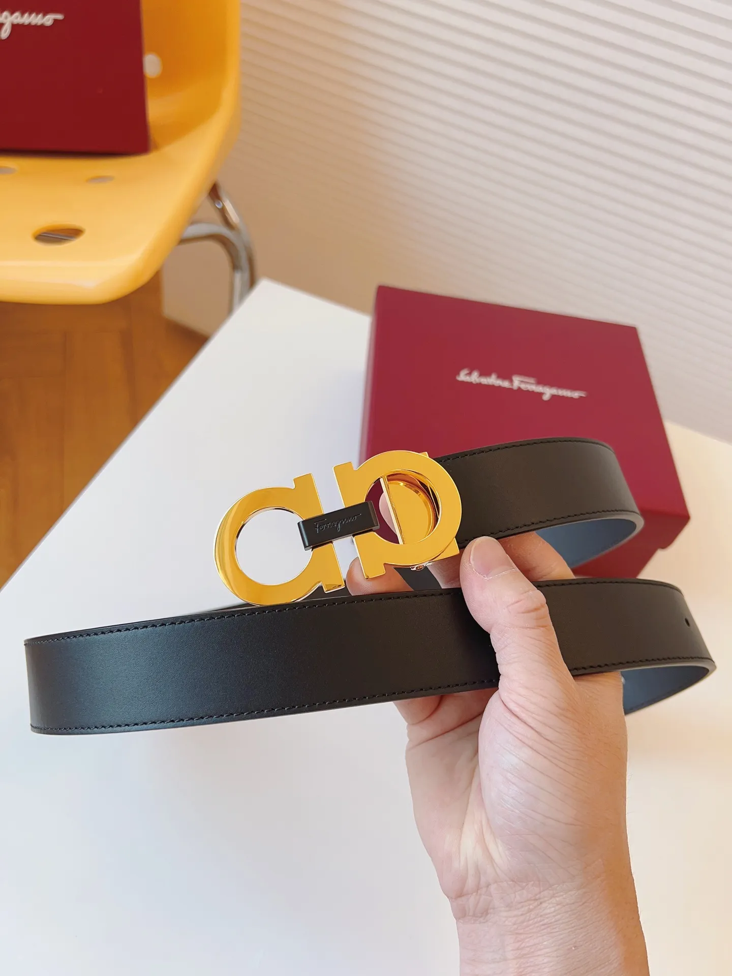 💰440💰Full package💰 💍Purchase level Ferragamo This double-sided belt is fashionable and versatile, and is an indispensable men's accessory. It reinterprets the classic style with fine leather. It is made of selected high-quality cowhide and decorated with classic Gancini buckles to add finishing touch; the length is adjustable to achieve a tailor-made slimming effect and flexibly interpret various styles. Belt width 3.5cm