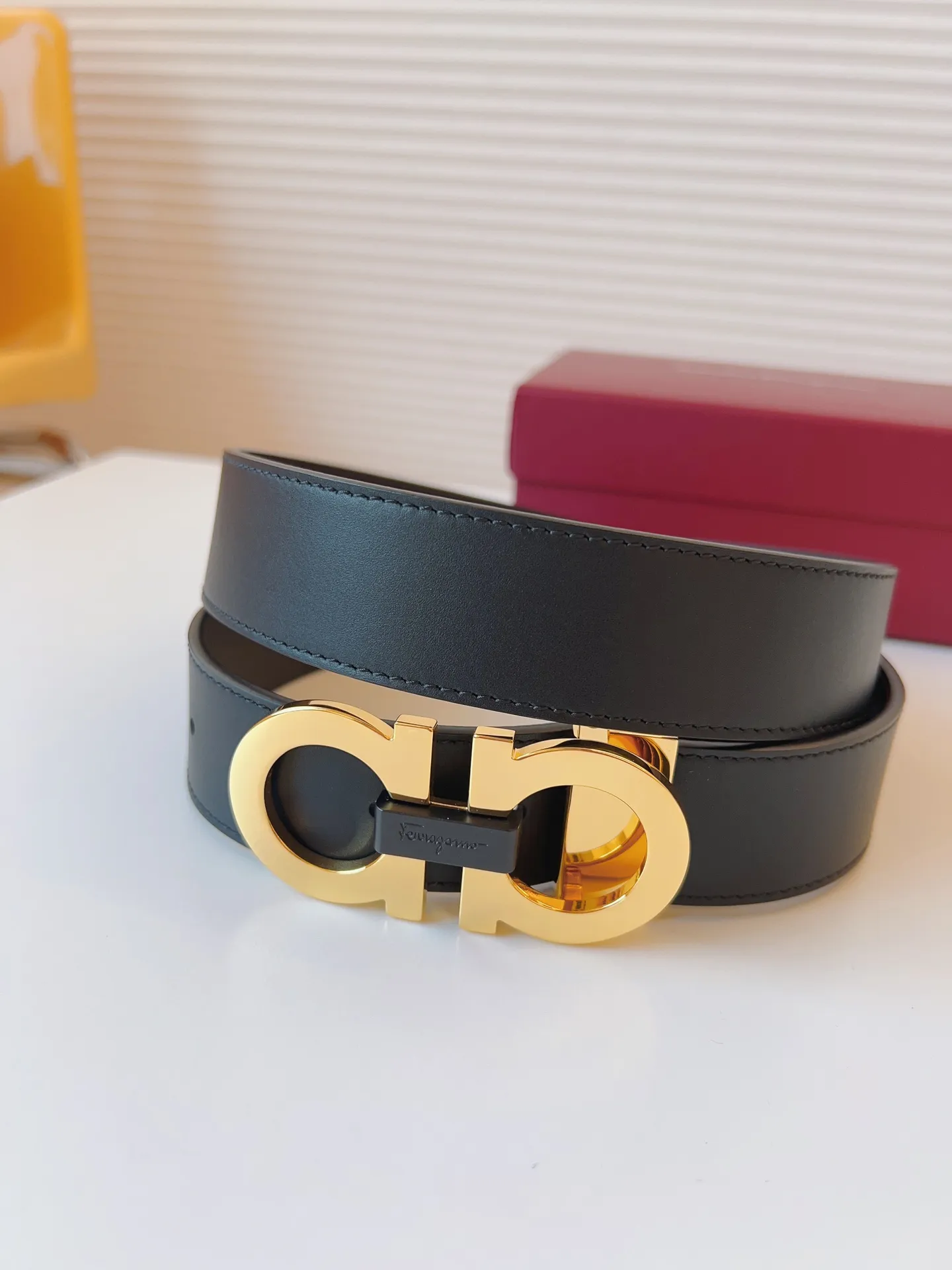 💰440💰Full package💰 💍Purchase level Ferragamo This double-sided belt is fashionable and versatile, and is an indispensable men's accessory. It reinterprets the classic style with fine leather. It is made of selected high-quality cowhide and decorated with classic Gancini buckles to add finishing touch; the length is adjustable to achieve a tailor-made slimming effect and flexibly interpret various styles. Belt width 3.5cm
