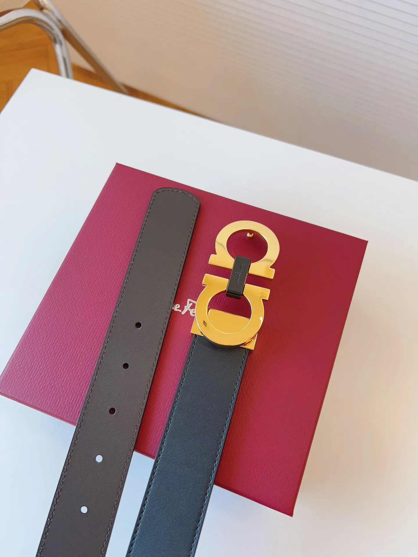 💰440💰Full package💰 💍Purchase level Ferragamo This double-sided belt is fashionable and versatile, and is an indispensable men's accessory. It reinterprets the classic style with fine leather. It is made of selected high-quality cowhide and decorated with classic Gancini buckles to add finishing touch; the length is adjustable to achieve a tailor-made slimming effect and flexibly interpret various styles. Belt width 3.5cm