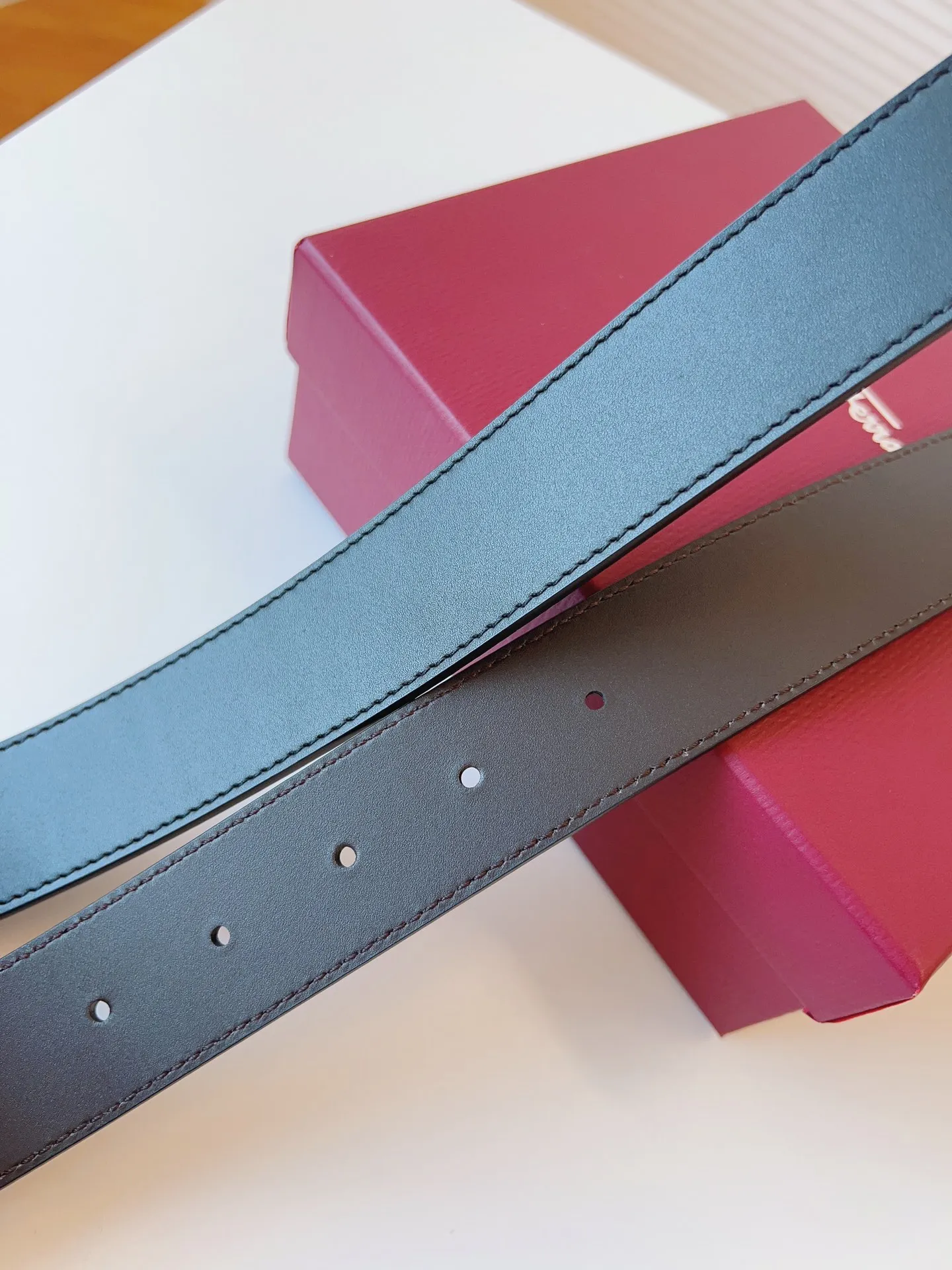 💰440💰Full package💰 💍Purchase level Ferragamo This double-sided belt is fashionable and versatile, and is an indispensable men's accessory. It reinterprets the classic style with fine leather. It is made of selected high-quality cowhide and decorated with classic Gancini buckles to add finishing touch; the length is adjustable to achieve a tailor-made slimming effect and flexibly interpret various styles. Belt width 3.5cm