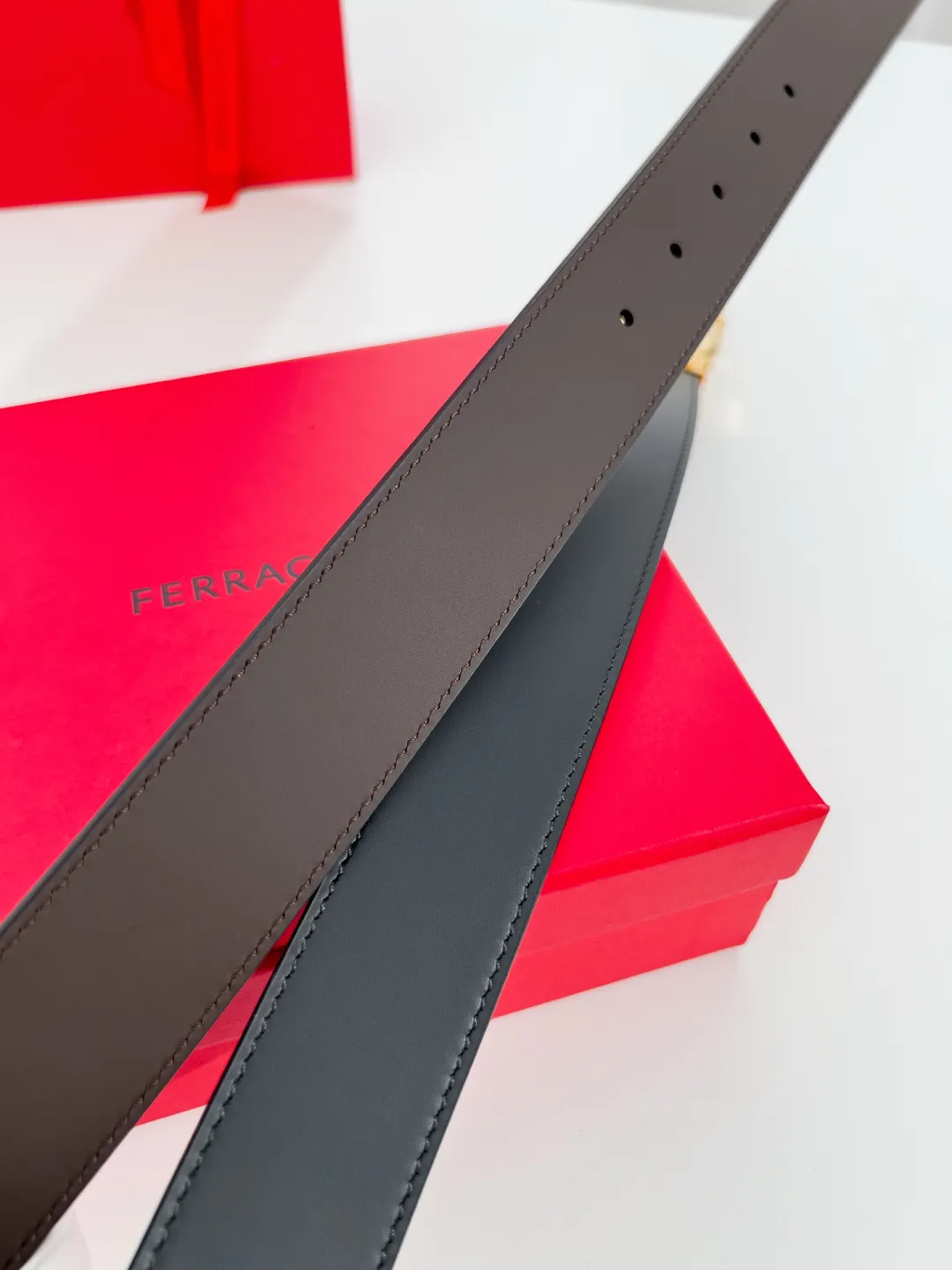 💰440💰Full package💰 💍Purchase-grade Ferragamo⚡️🌹Width 3.5cm, imported first-layer calfskin, double-sided cowhide material⚡️🌹The leather is soft and Q-elastic. Dürkopp's diagonal stitching is exquisite and durable. Good quality goods. Button head: pure copper button (gold, gun color, silver)