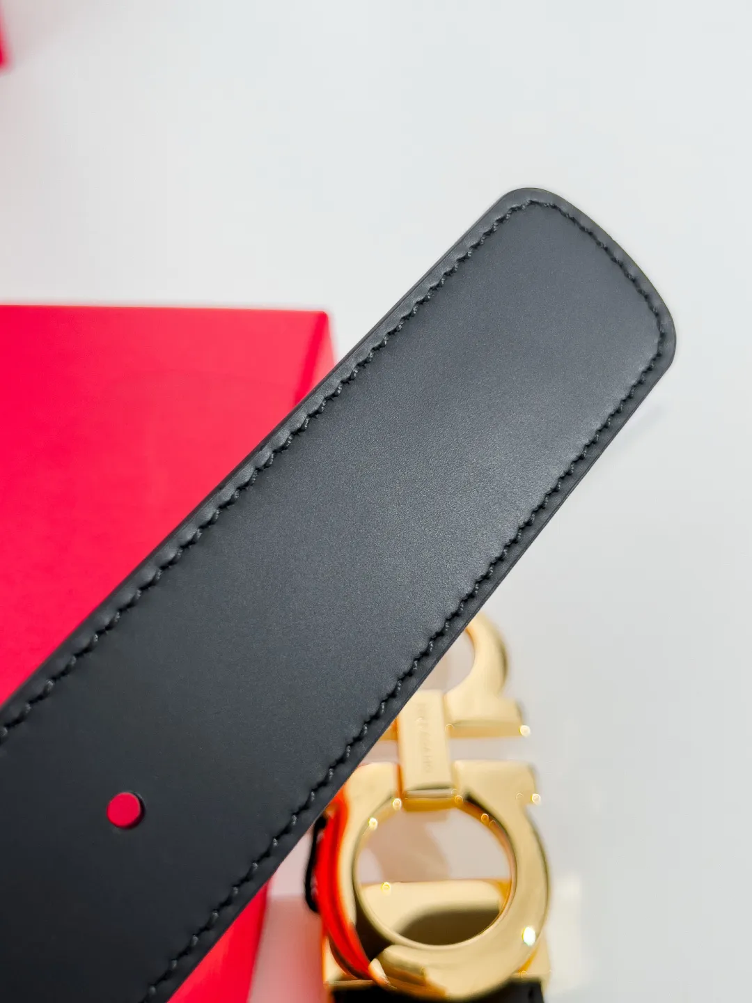 💰440💰Full package💰 💍Purchase-grade Ferragamo⚡️🌹Width 3.5cm, imported first-layer calfskin, double-sided cowhide material⚡️🌹The leather is soft and Q-elastic. Dürkopp's diagonal stitching is exquisite and durable. Good quality goods. Button head: pure copper button (gold, gun color, silver)