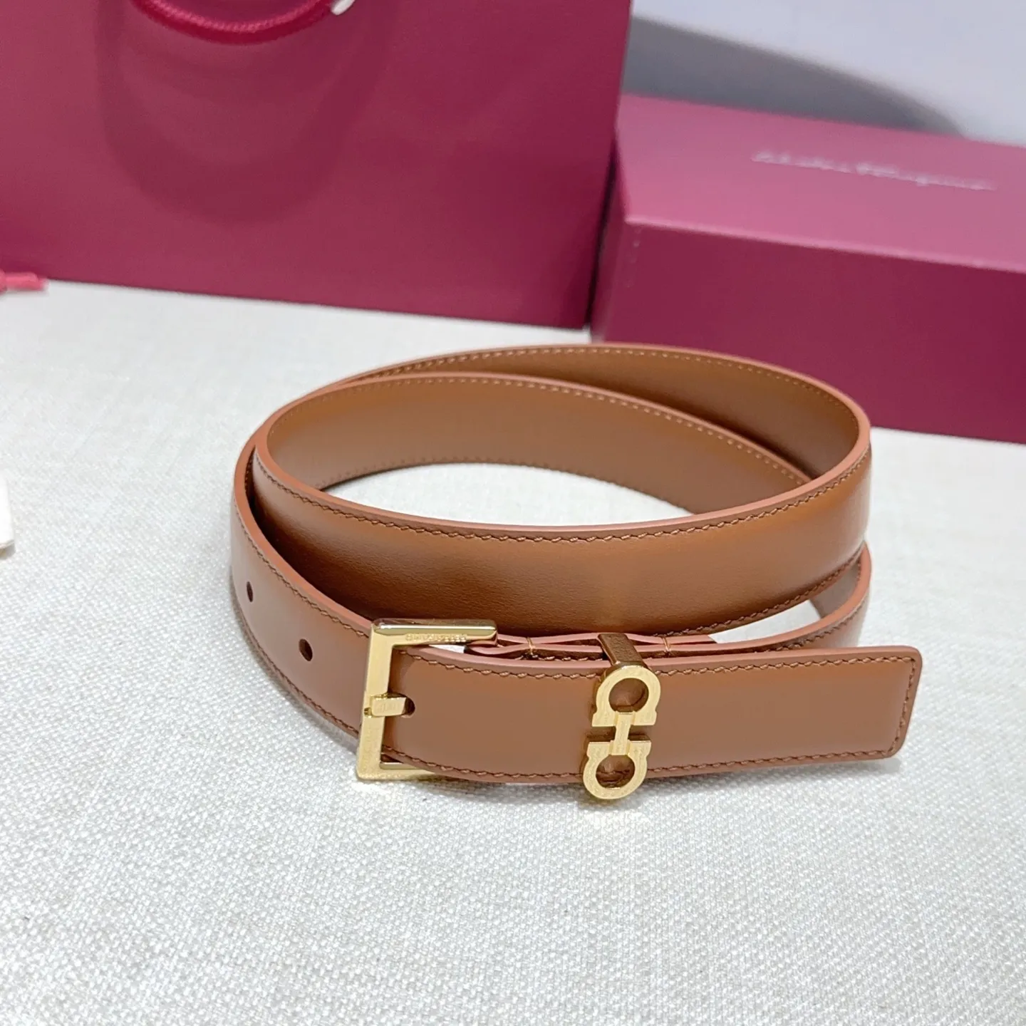 💰460💰Full set of packaging💰 💍Purchase level Ferragamo⚡️🌹Women's belt Width 2.5cm Double-sided first layer imported cowhide Copper five-pin buckle Original mold customization Length 75-105 Euro