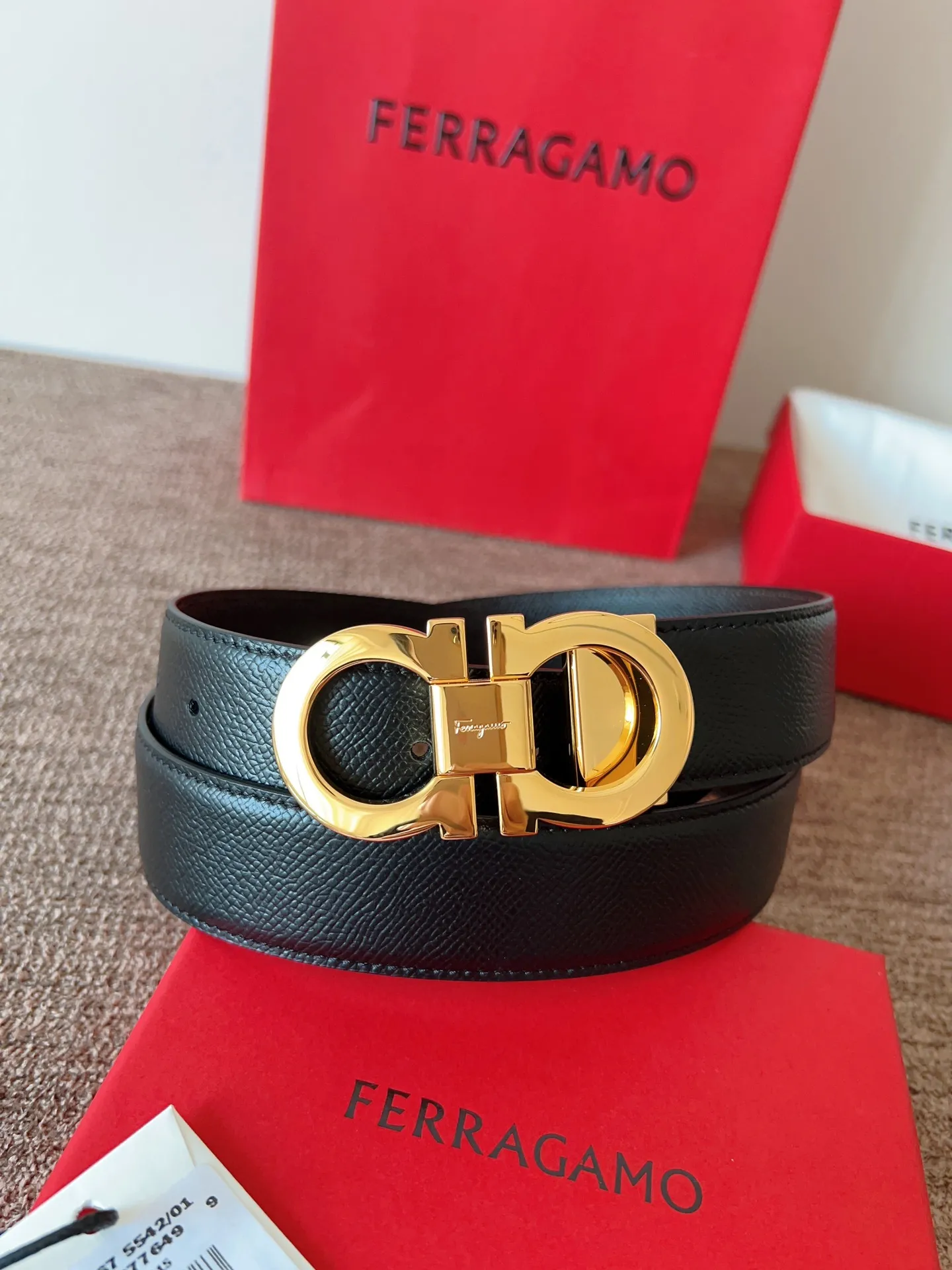A Ferragamo belt that will never go out of style after several years of use, with original leather, high-quality buckles and brand new packaging. 💰760