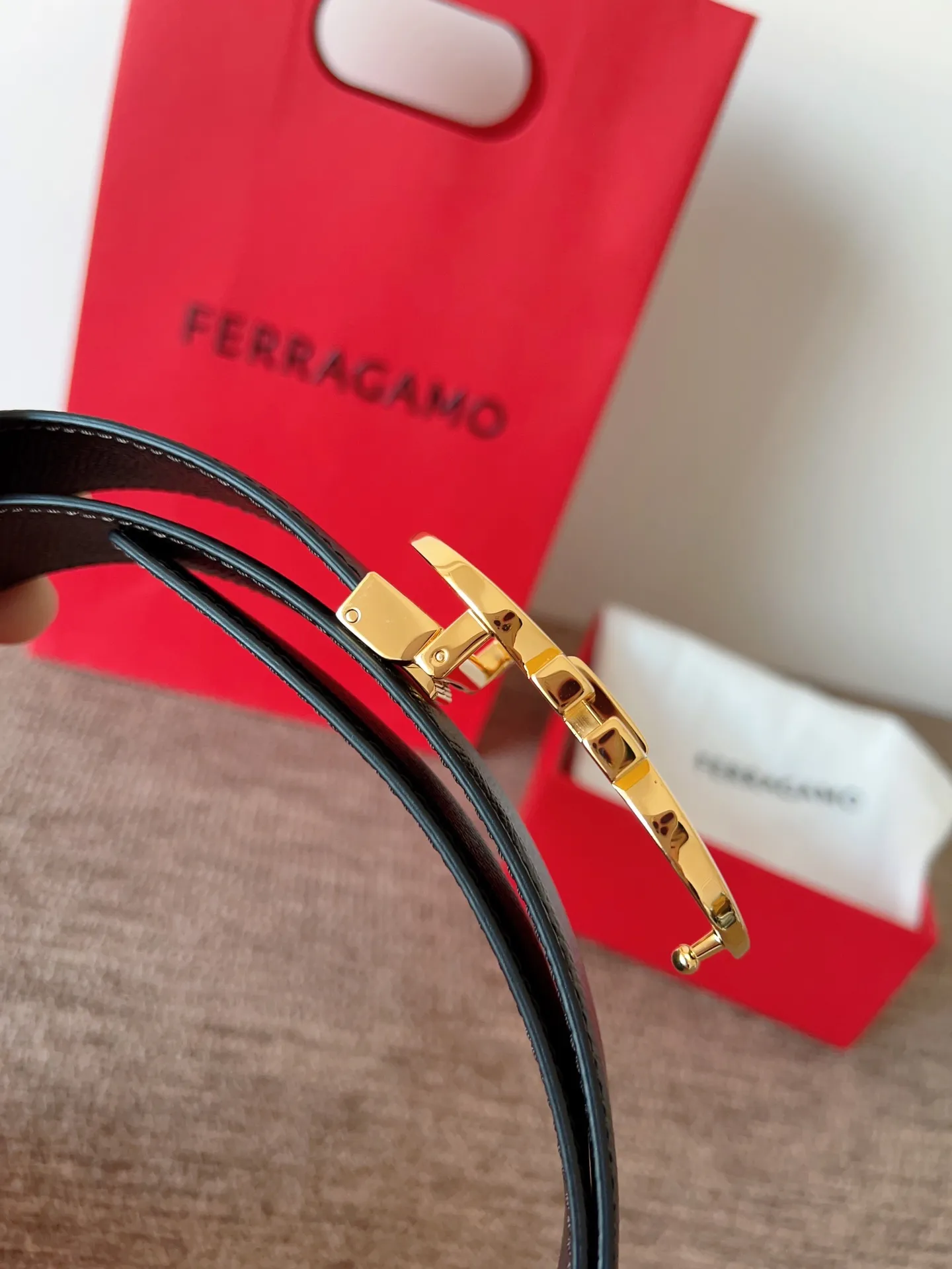 A Ferragamo belt that will never go out of style after several years of use, with original leather, high-quality buckles and brand new packaging. 💰760